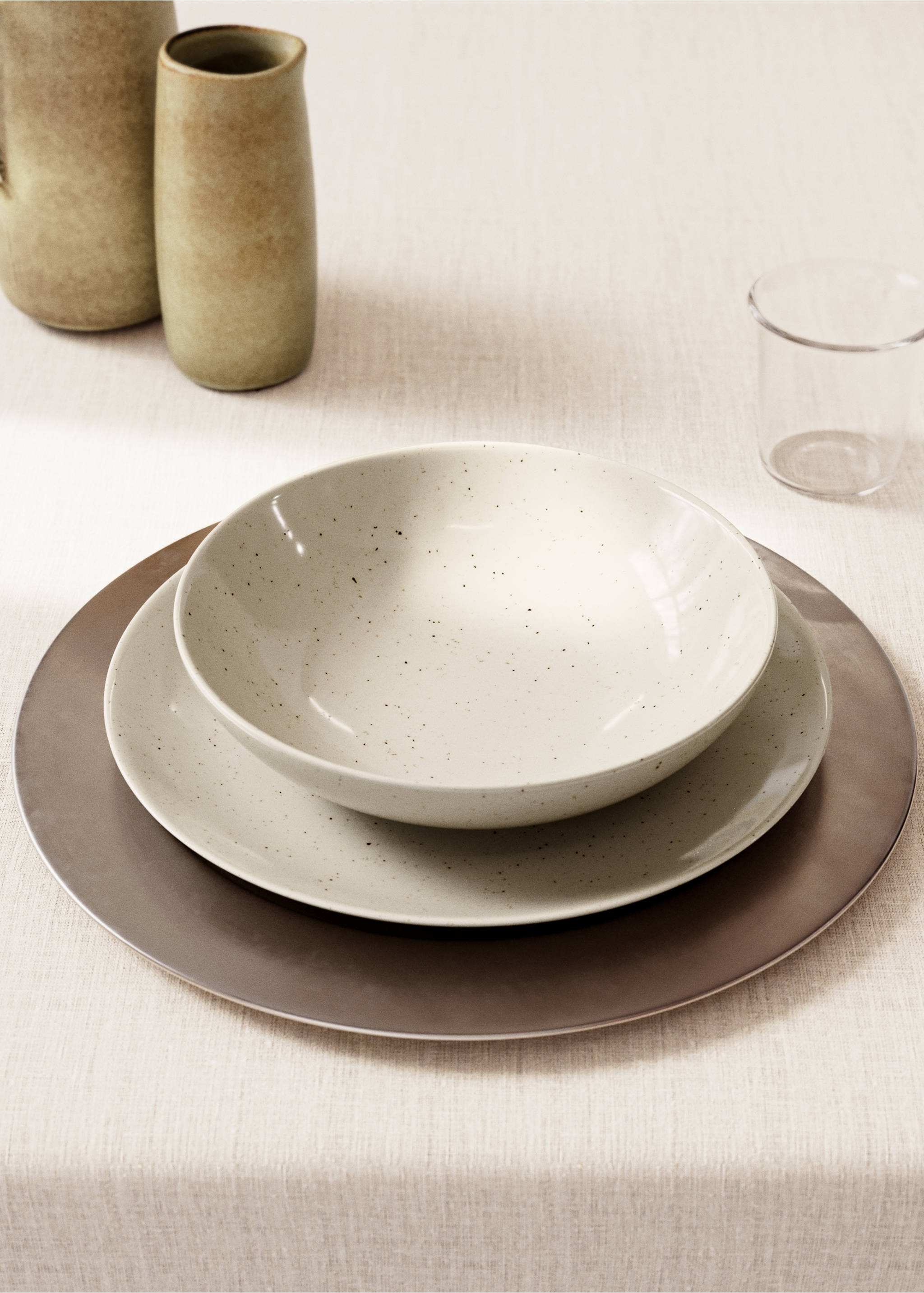 Tiefer Teller aus Steingut mit Punkten - Allgemeine Ansicht, Cremeweiß. Ref: 27051525-00.