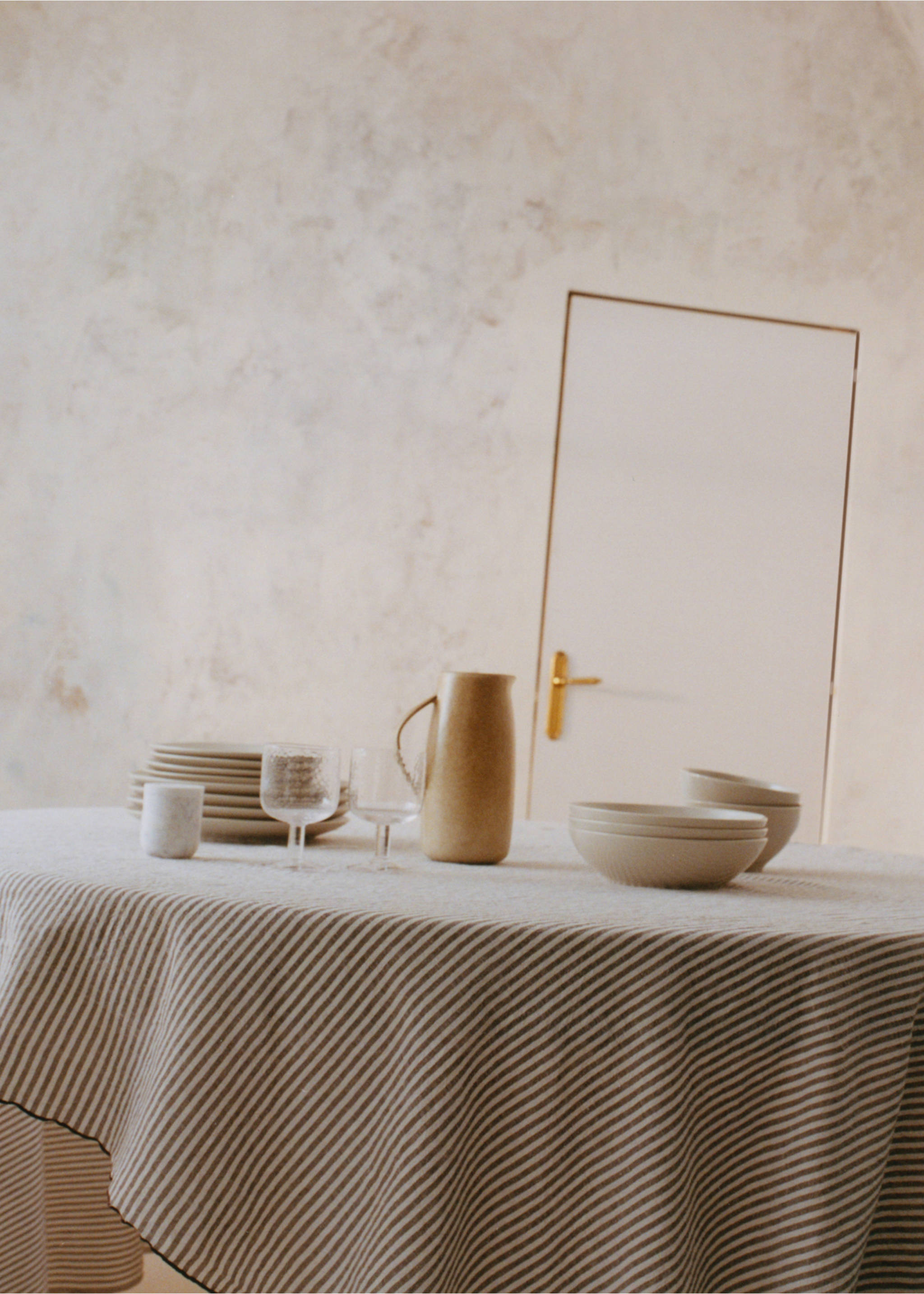 Tiefer Teller aus Steingut mit Punkten - Detail des Artikels 6, Cremeweiß. Ref: 27051525-00.