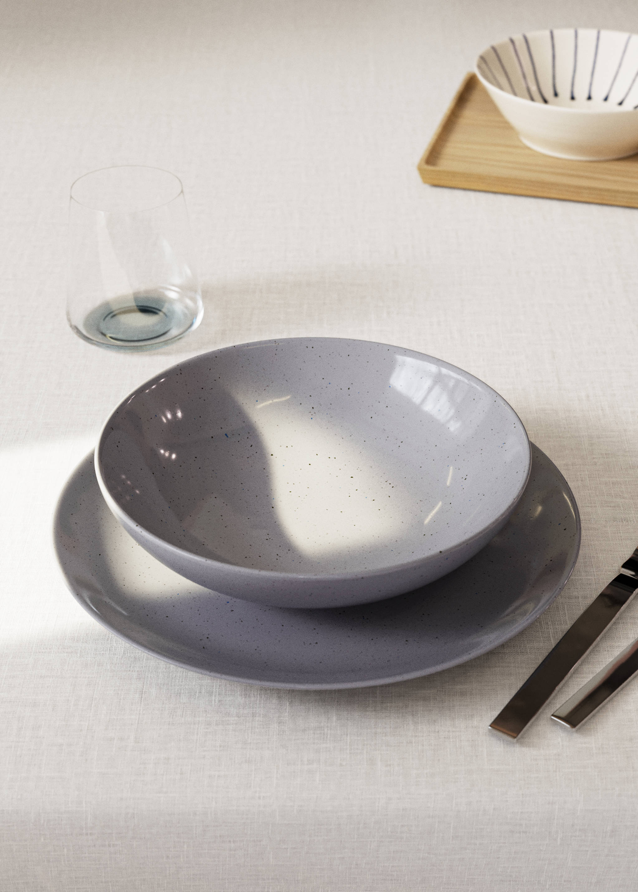 Tiefer Teller aus Steingut mit Punkten - Allgemeine Ansicht