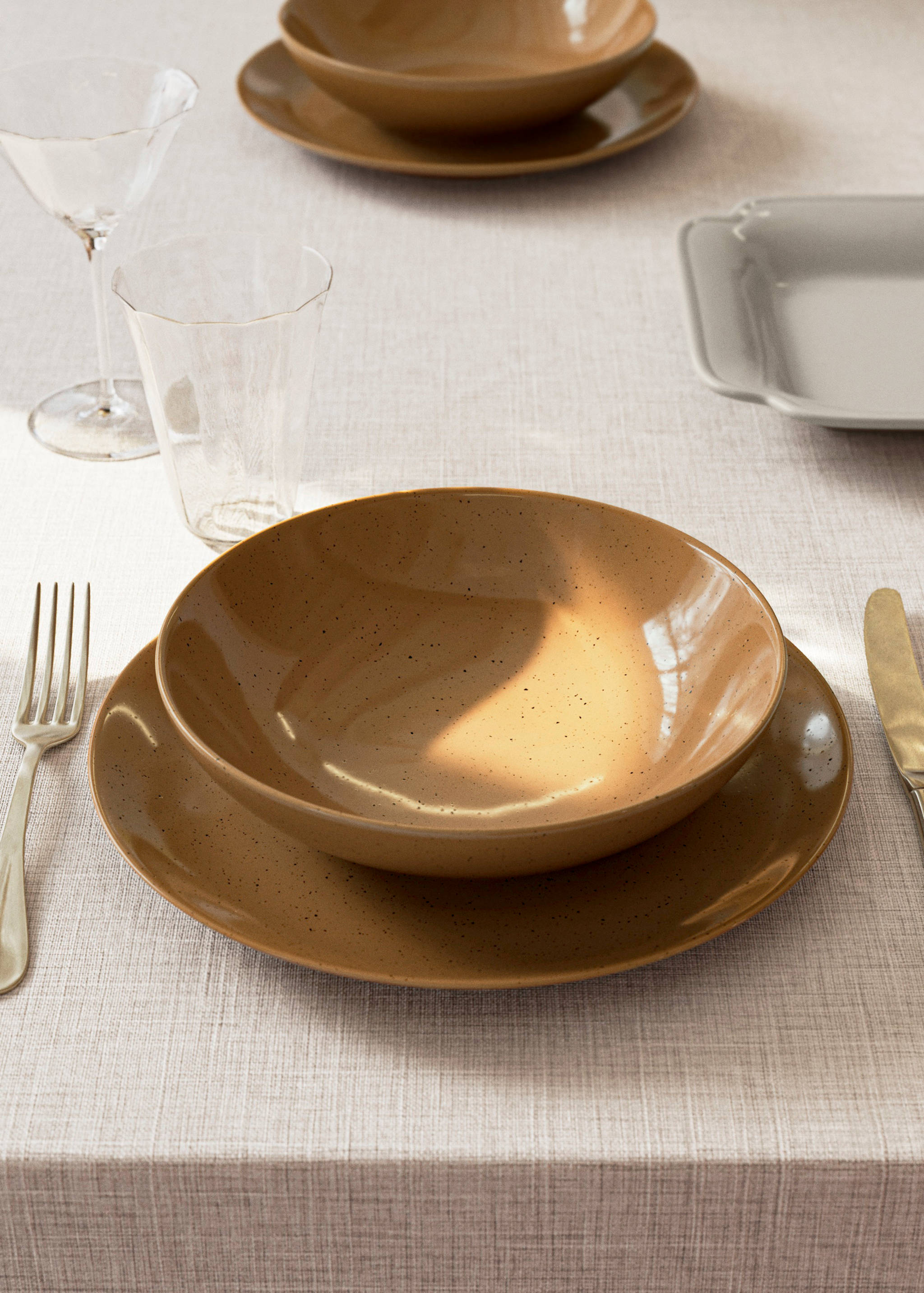 Deep stoneware plate with spots - General plane