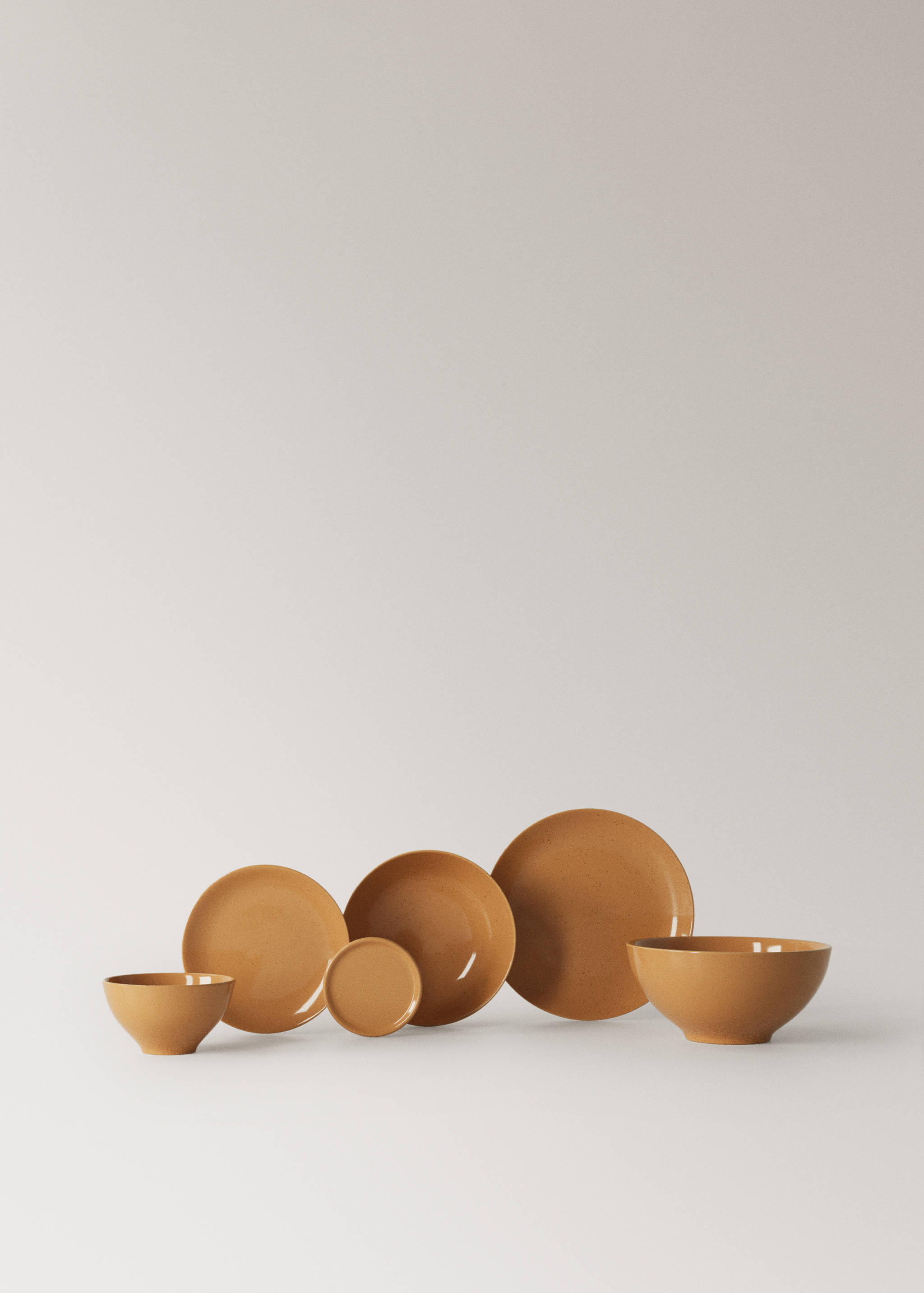 Deep stoneware plate with spots - Details of the article 3