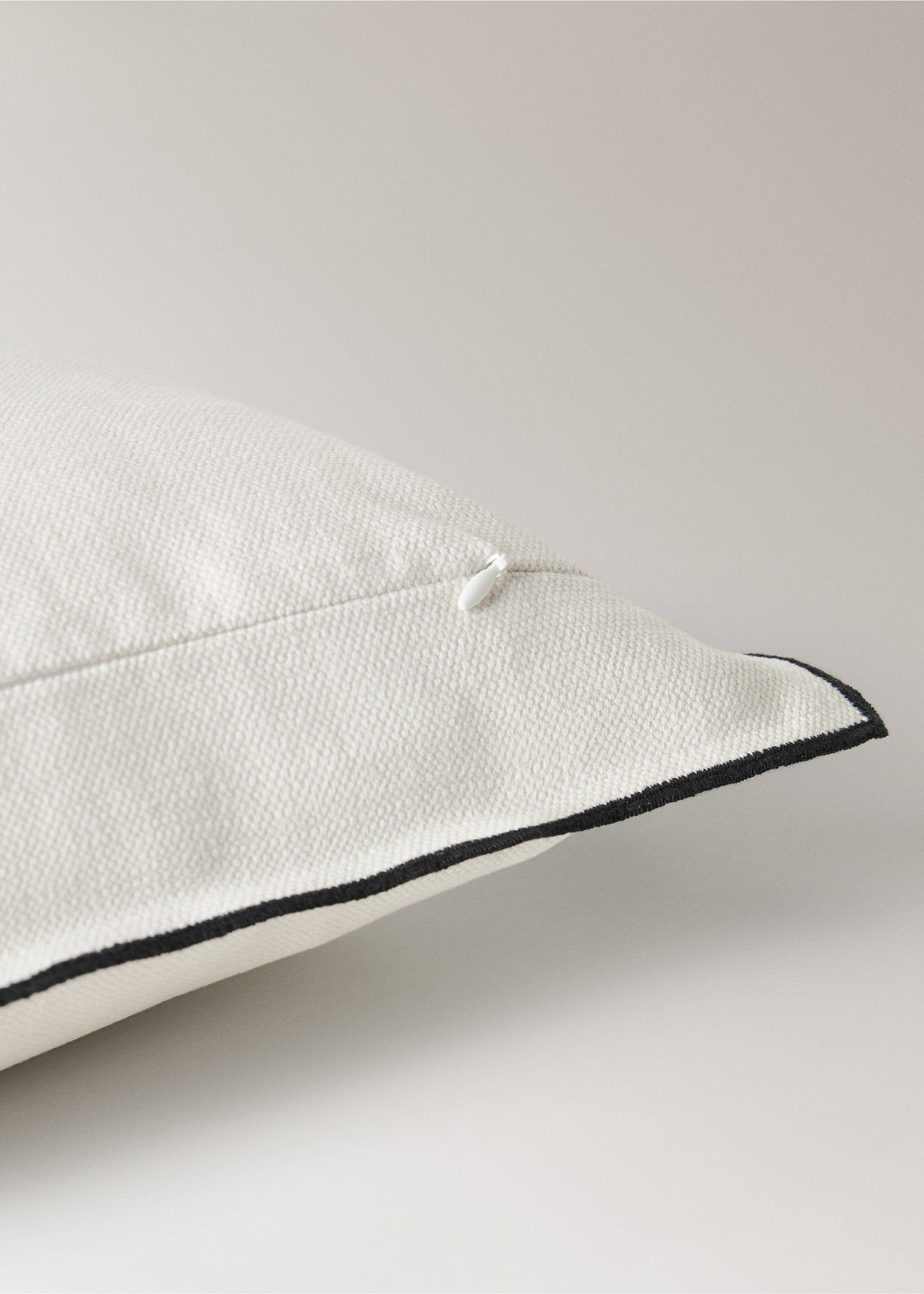 Linen cotton cushion cover with overlock tab 40x60 cm - Details of the article 2, Off White. Ref: 27051526-00.