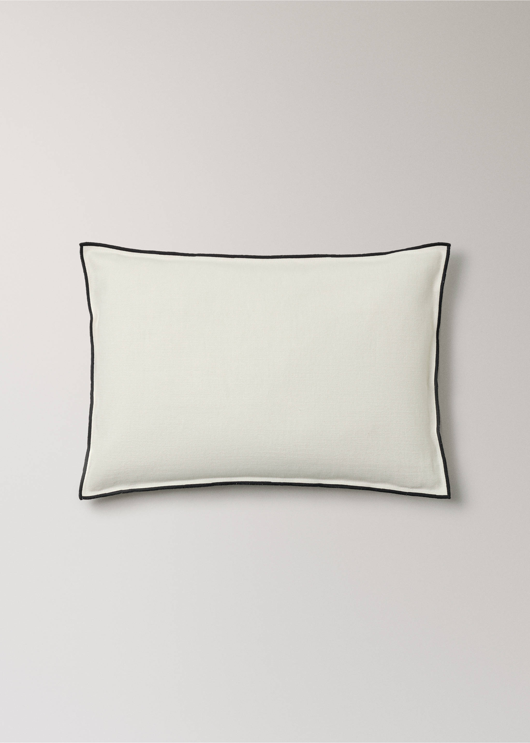 Linen cotton cushion cover with overlock tab 40x60 cm - Article without model, Off White. Ref: 27051526-00.