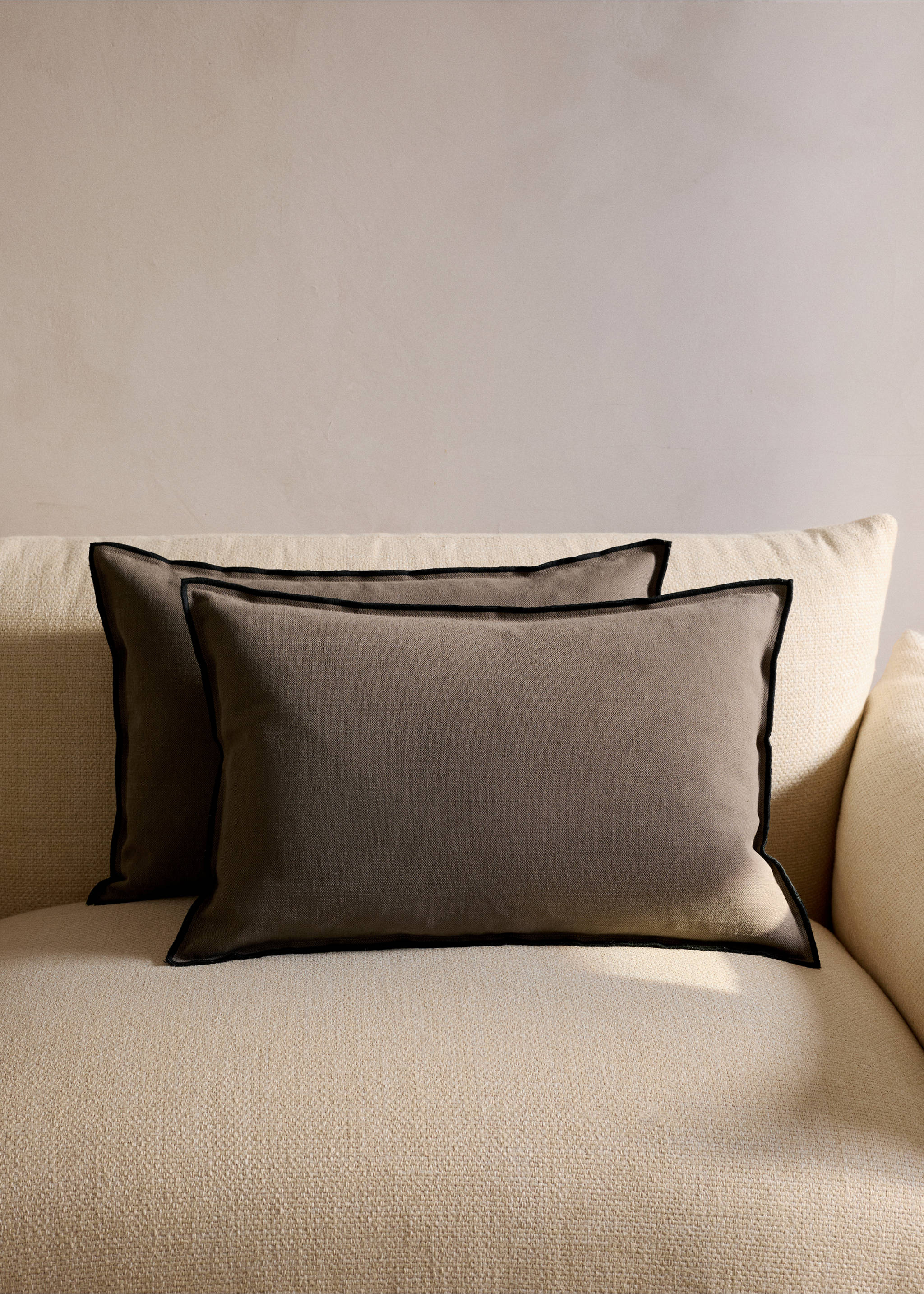 Linen cotton cushion cover with overlock tab 40x60 cm - General plane, Medium Brown. Ref: 27051526-00.
