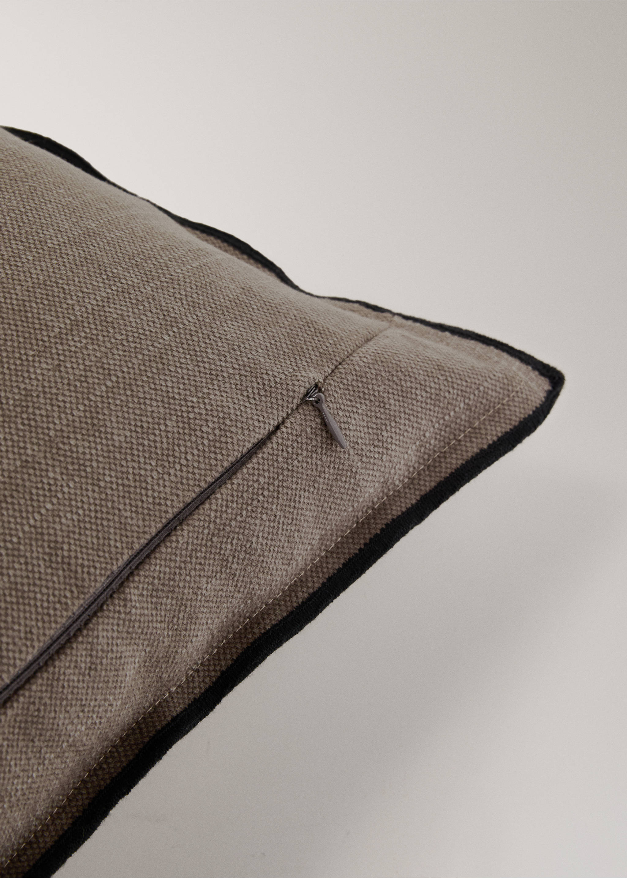 Linen cotton cushion cover with overlock tab 40x60 cm - Details of the article 2, Medium Brown. Ref: 27051526-00.