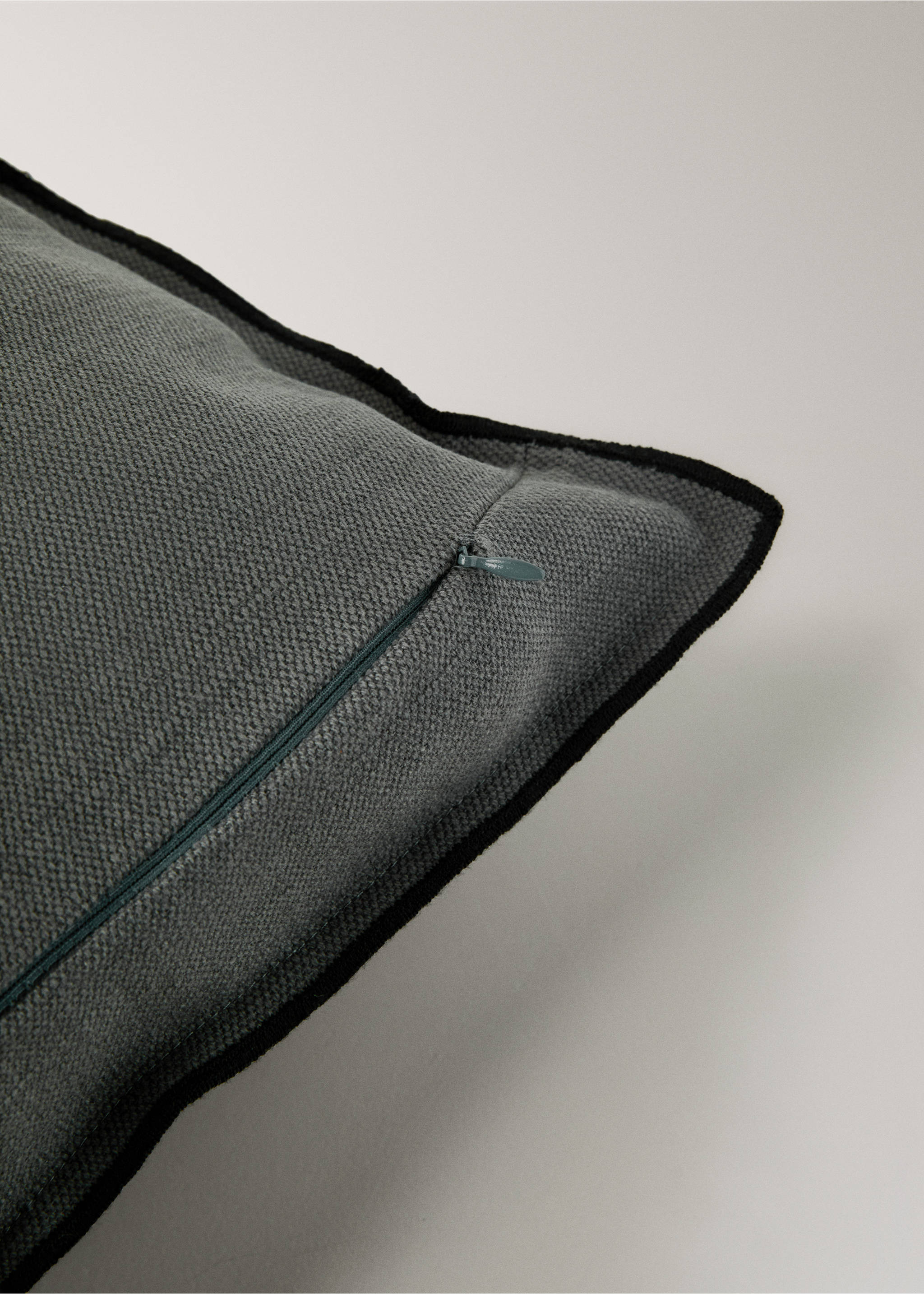 Linen cotton cushion cover with overlock tab 40x60 cm - Details of the article 2, Medium Heather Grey. Ref: 27051526-00.