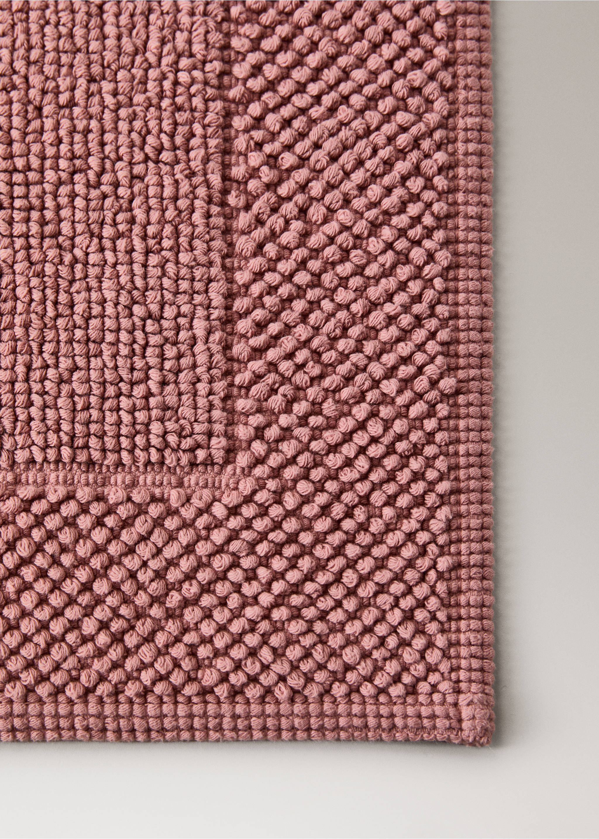 Garment-dyed cotton bath rug - Details of the article 1, Pale Pink. Ref: 27051531-00.