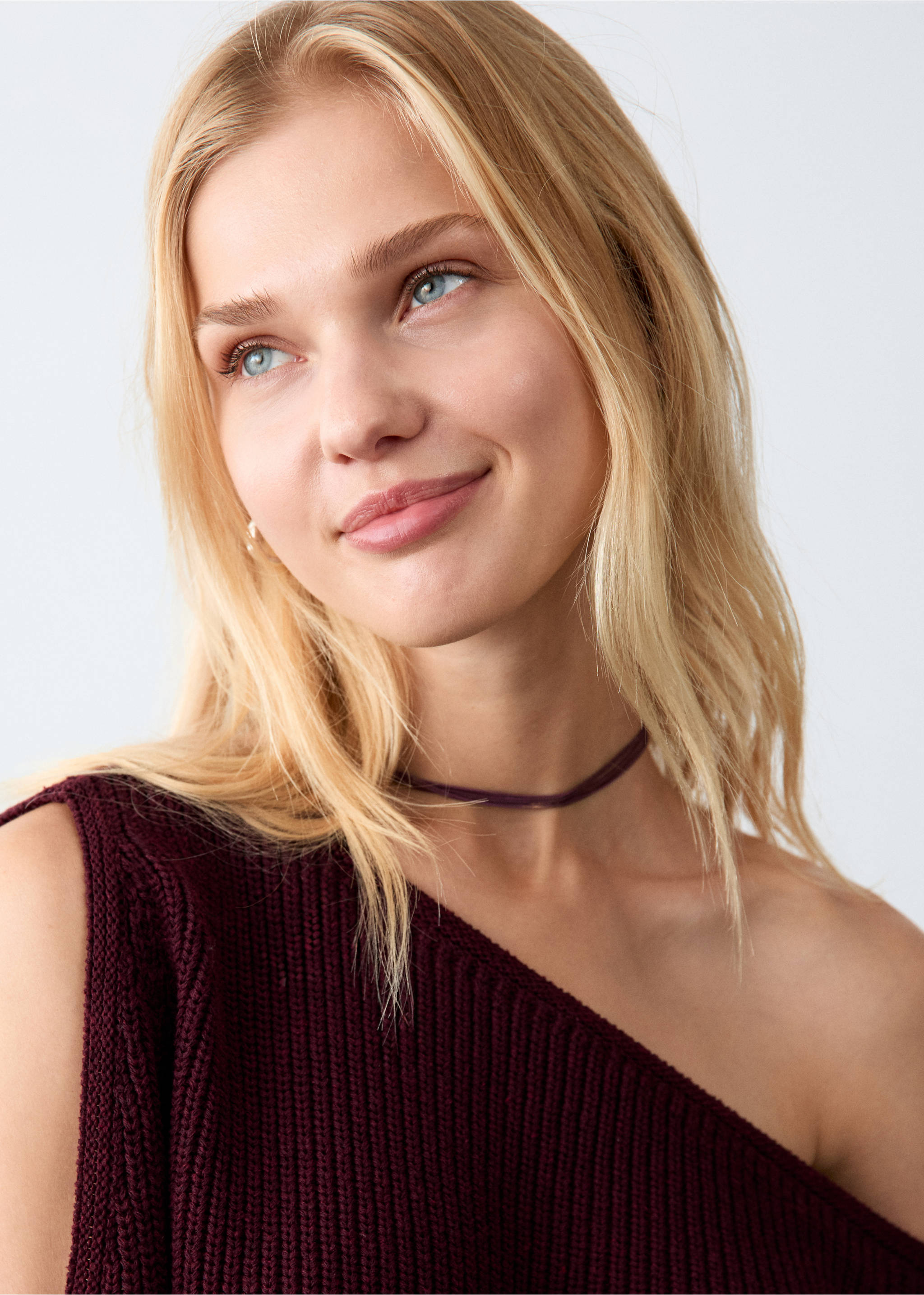 Asymmetrical sweater with shoulder opening - Details of the article 1, Maroon. Ref: 27051537-00.