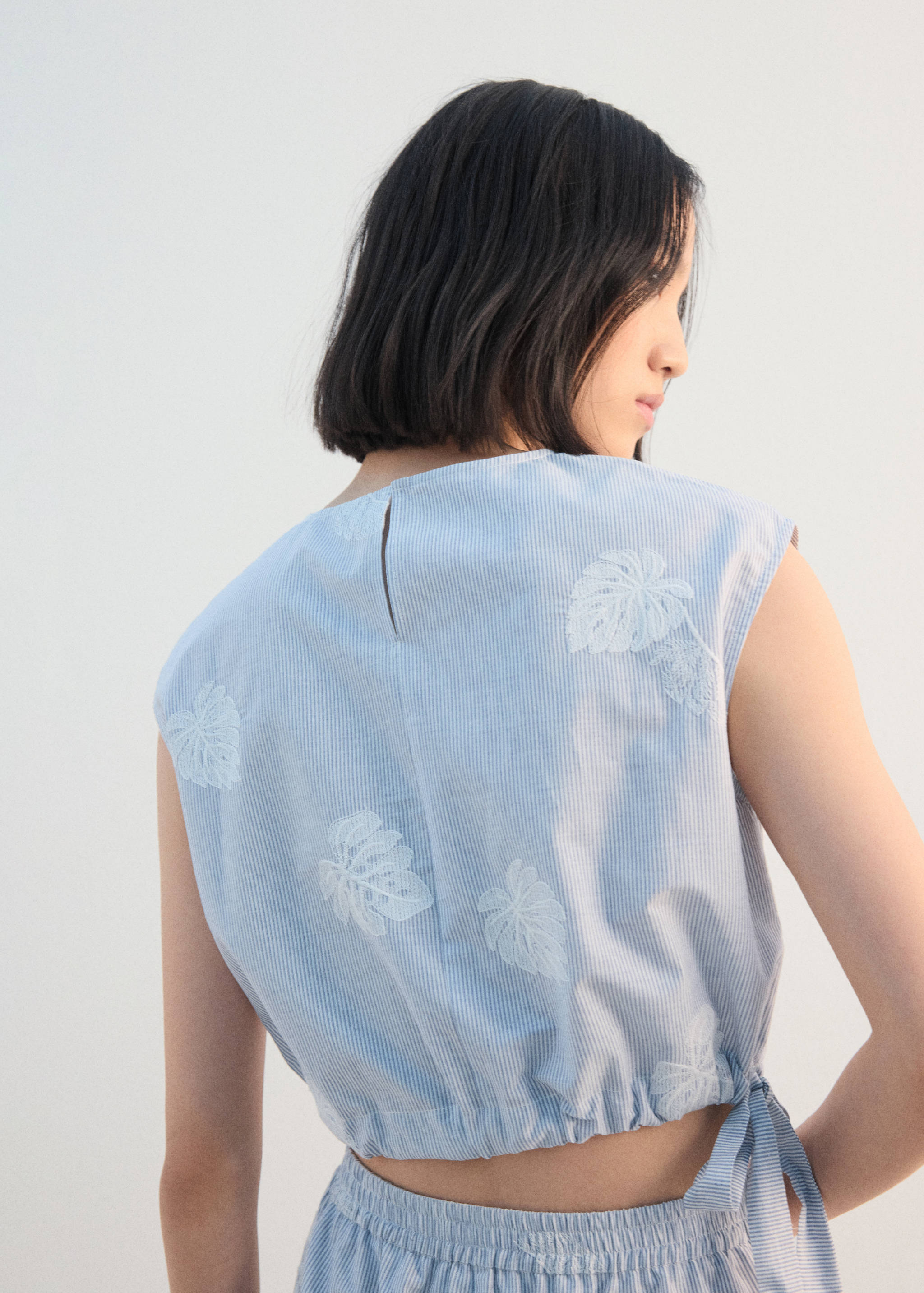 Prugasti top s vezom - Stražnji dio artikla