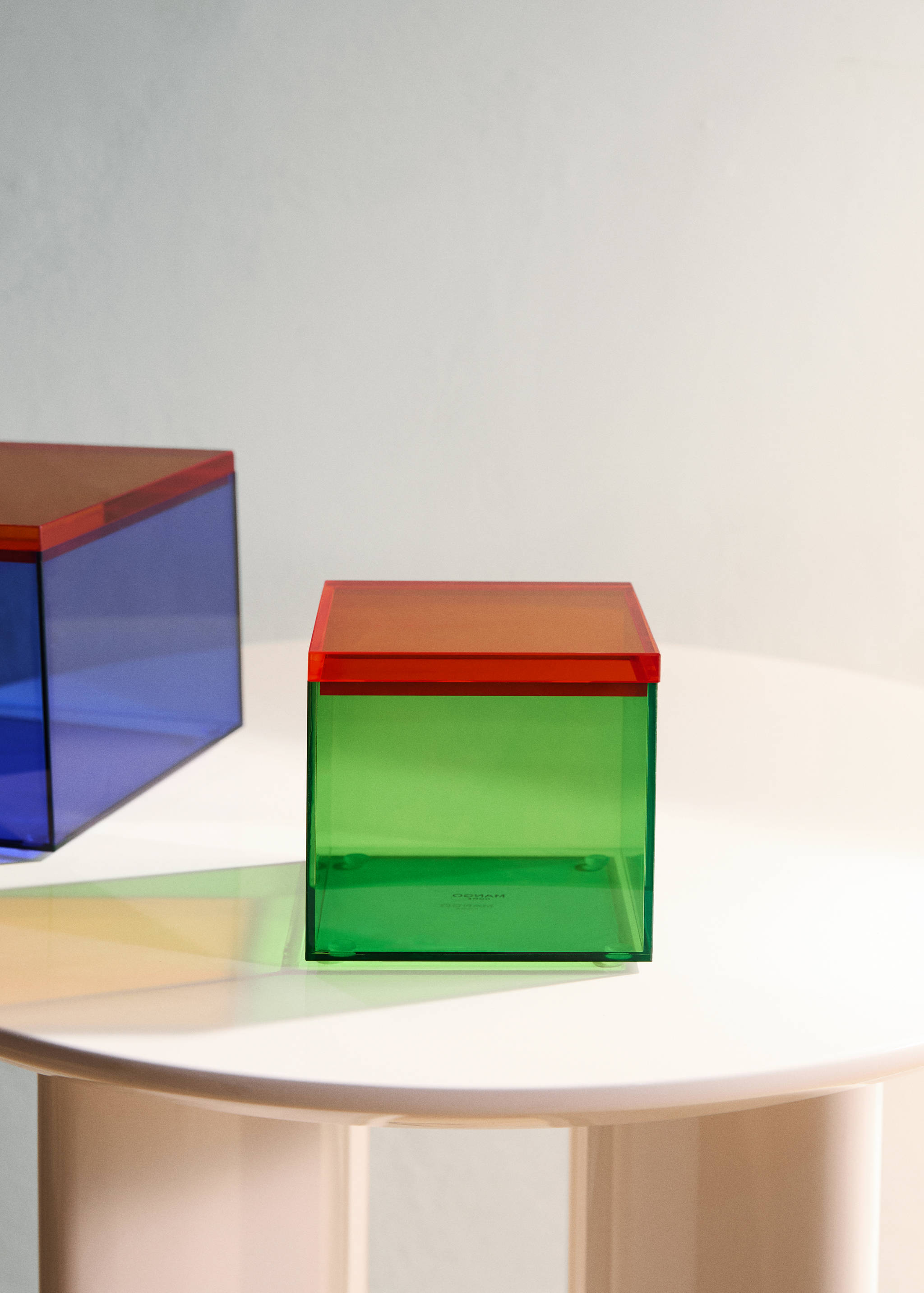 Small two-tone acrylic box - General plane