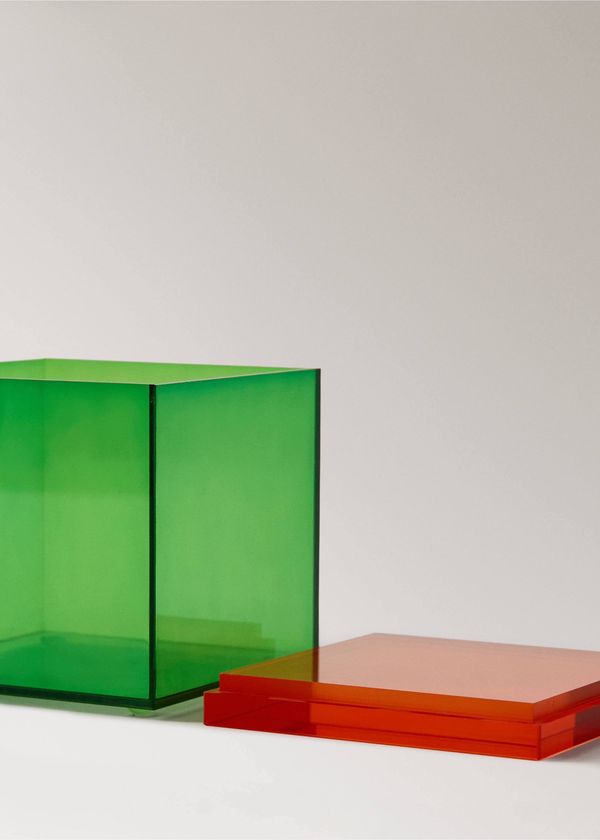 Small two-tone acrylic box - Details of the article 1, Billiard Green. Ref: 27052896-00.
