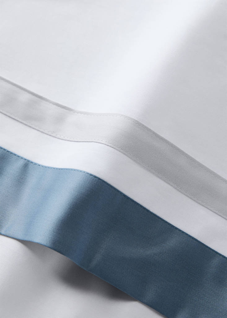 Oberlaken mit breitem Kontrastband aus Satin für 135/140 cm Bett — Blau