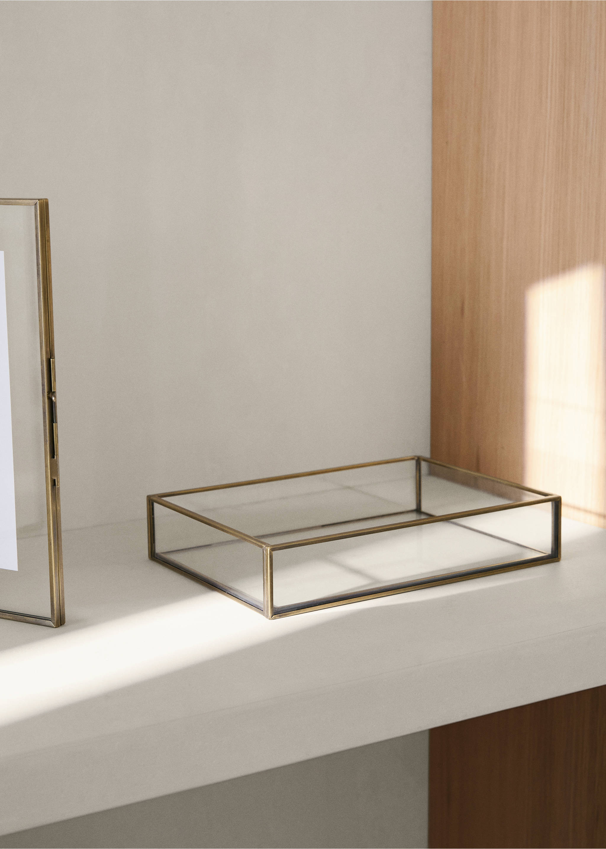 Malý dekorativní podnos ze skla s kovovým reliéfem - Celkový náhled, Zlatá. Ref: 27052904-00.