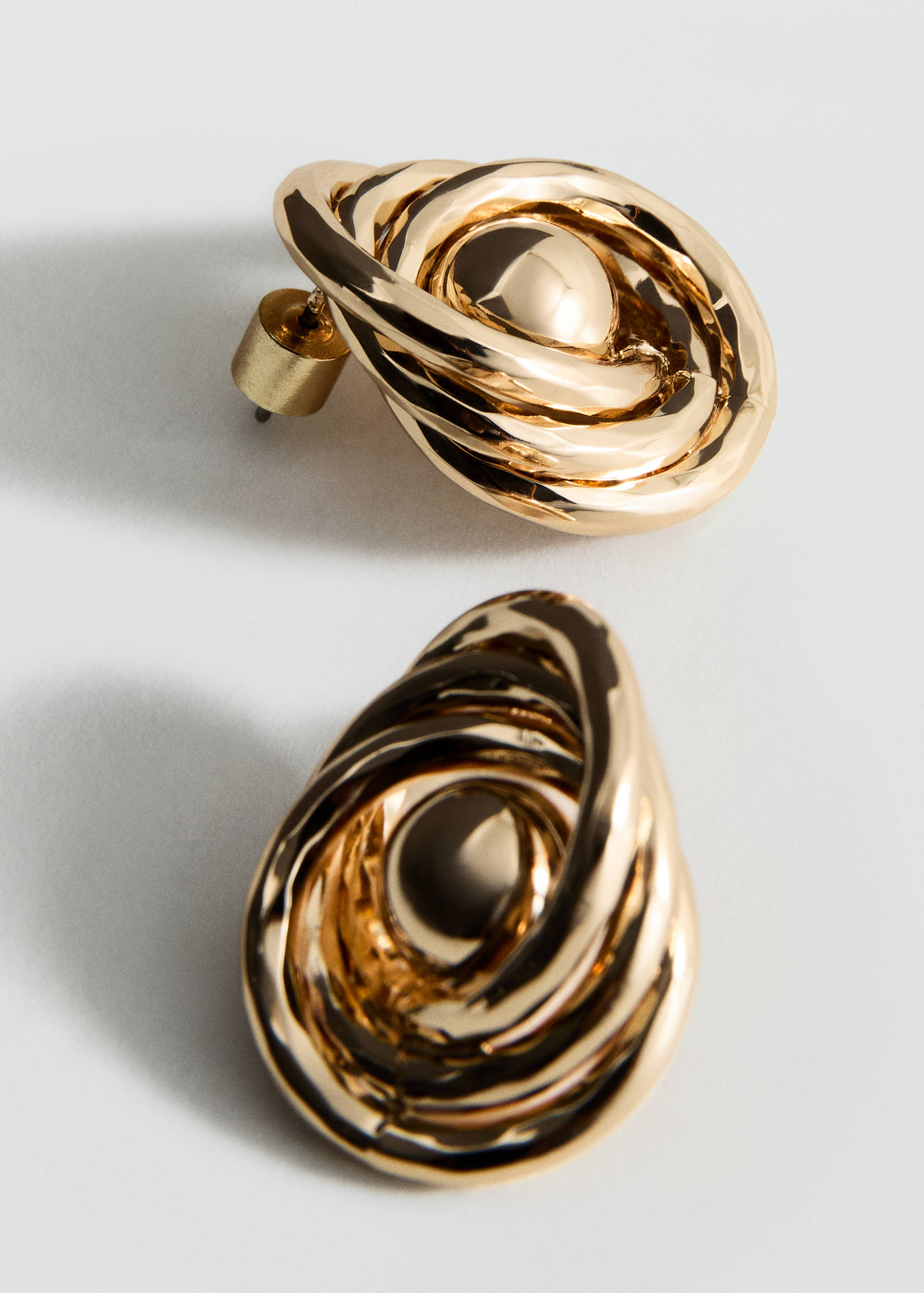 Серьги в виде сплетенного узла - Средний план