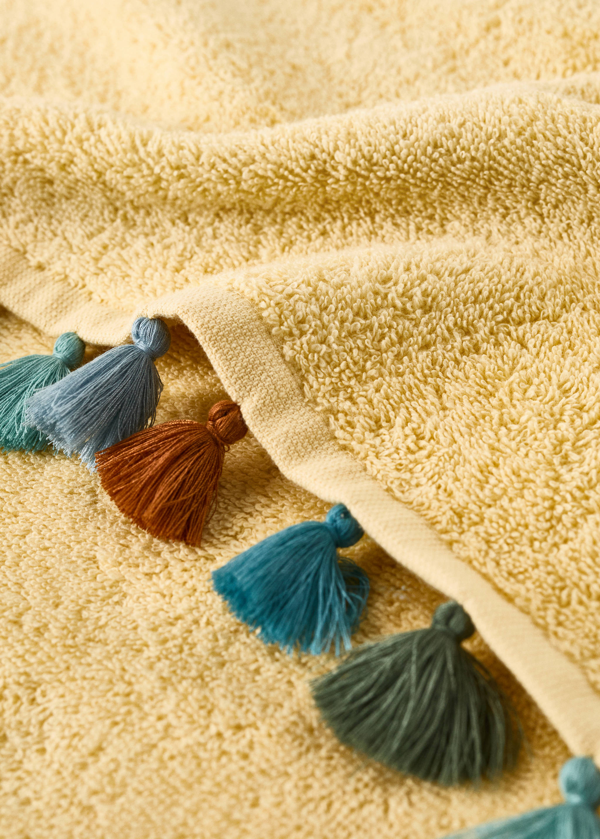 Children's cotton bath towel with multi-coloured pom-poms - Details of the article 1