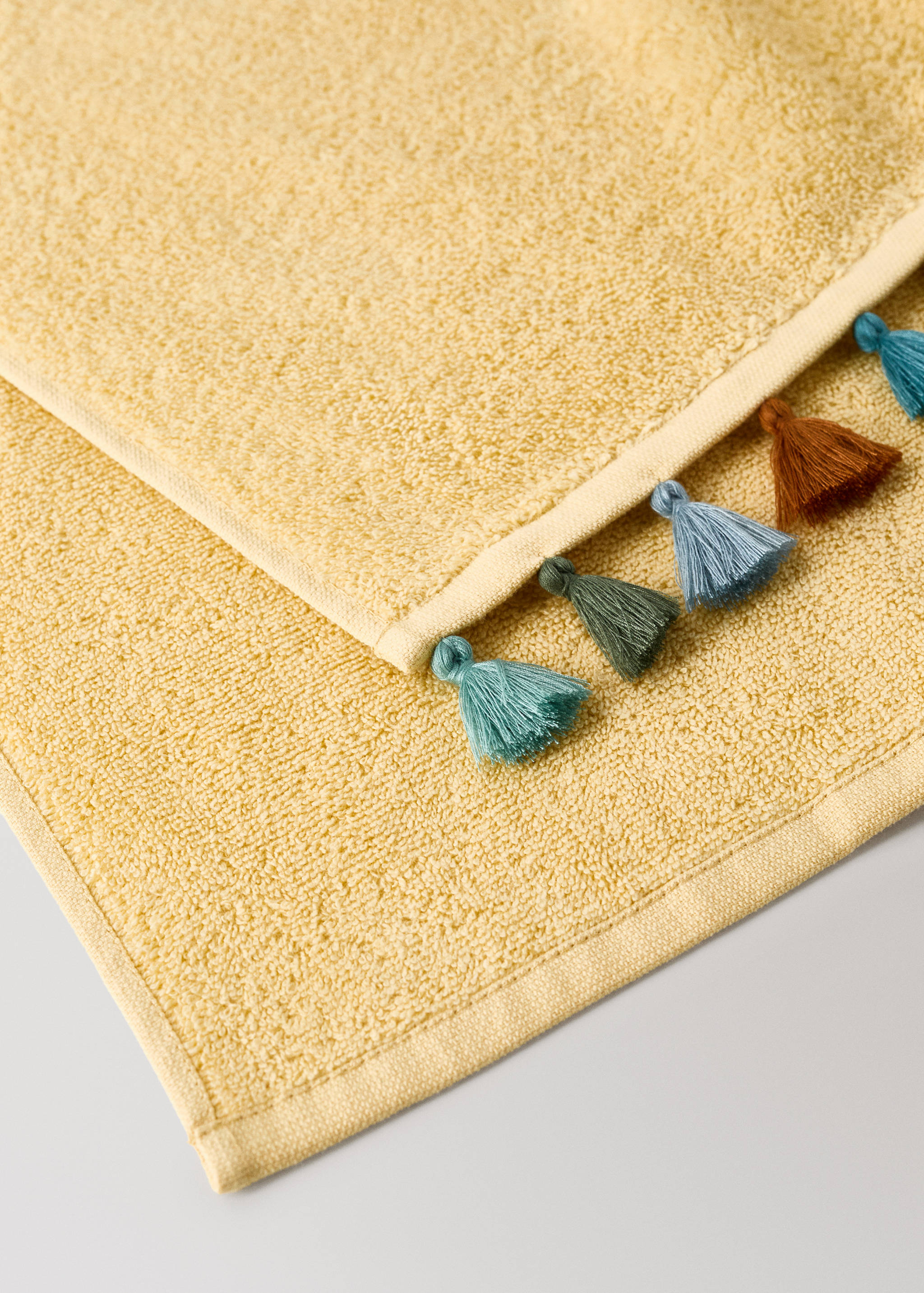 Children's cotton bath towel with multi-coloured pom-poms - Details of the article 2