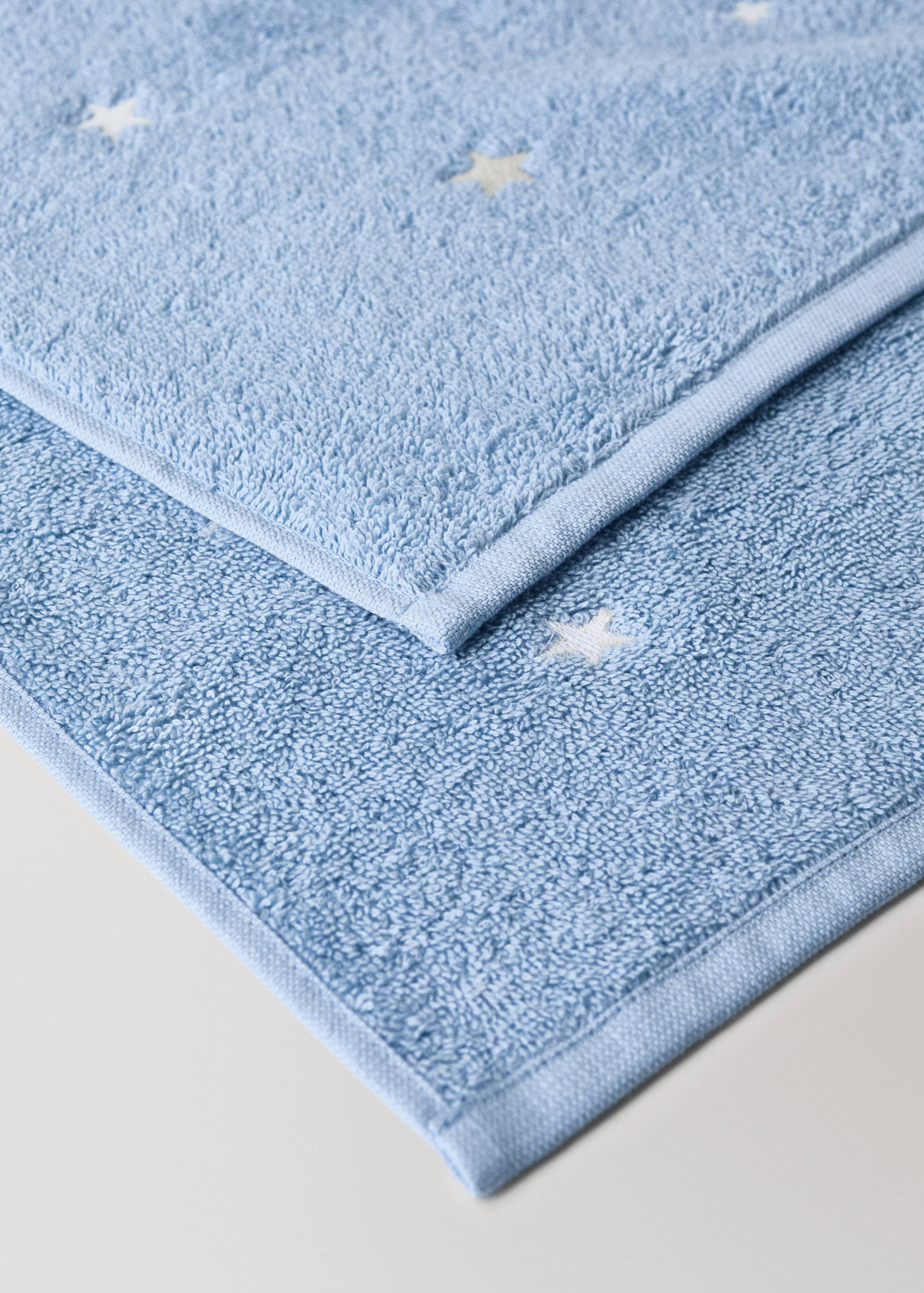 Children's hand towel with fluorescent stars - Details of the article 2