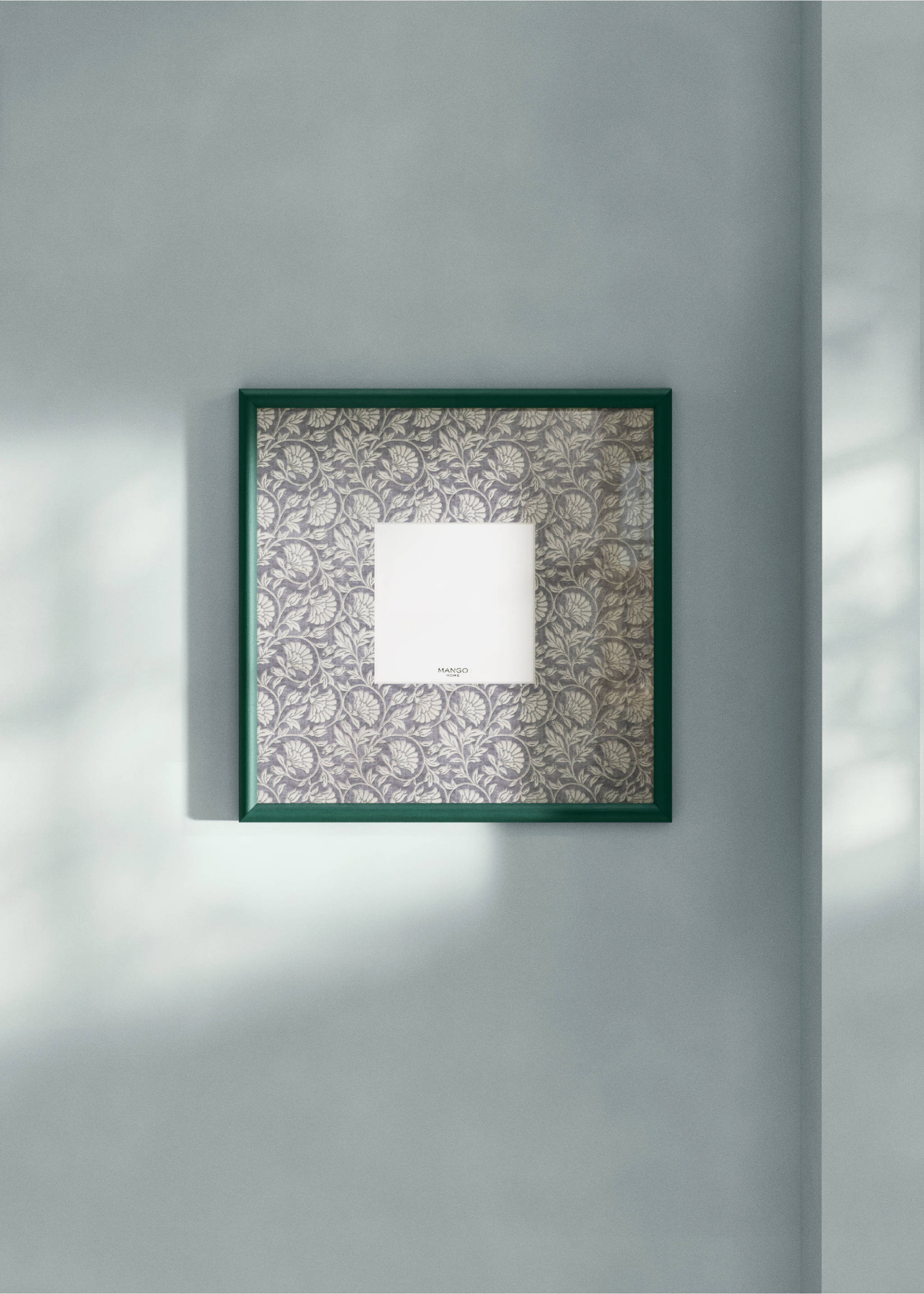 Porta-retratos moldura em contraste com estampado floral tamanho grande - Plano geral, Verde-bilhar. Ref: 27052936-00.