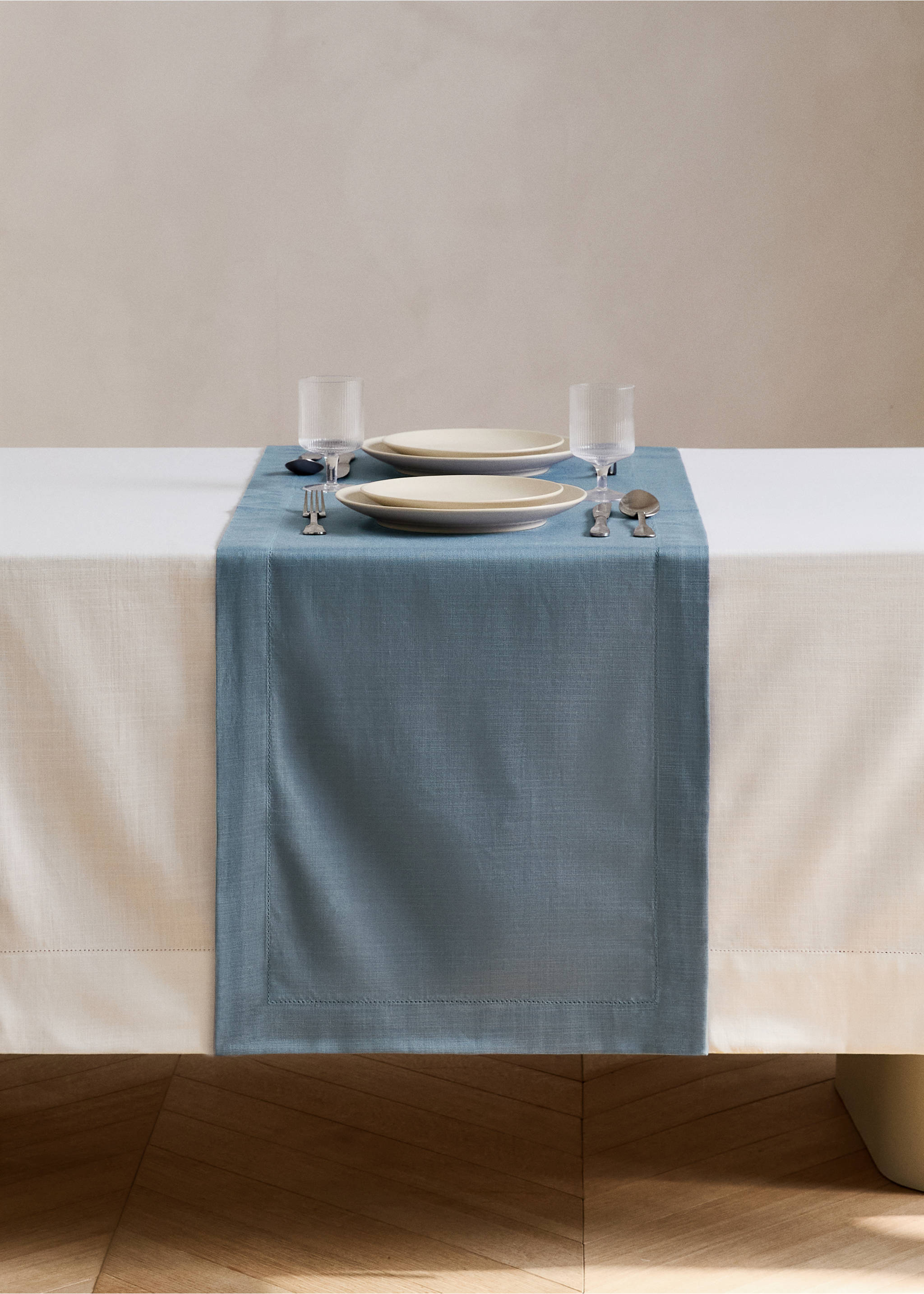 Baumwoll-Tischläufer mit Hohlsaum-Detail - Allgemeine Ansicht, Blau. Ref: 27053277-00.