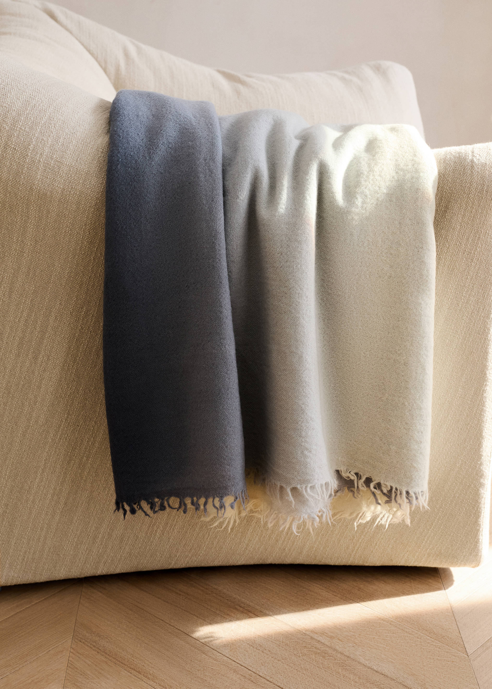Decke aus Wolle mit ausgefranstem Rand und Farbverlauf-Design - Allgemeine Ansicht