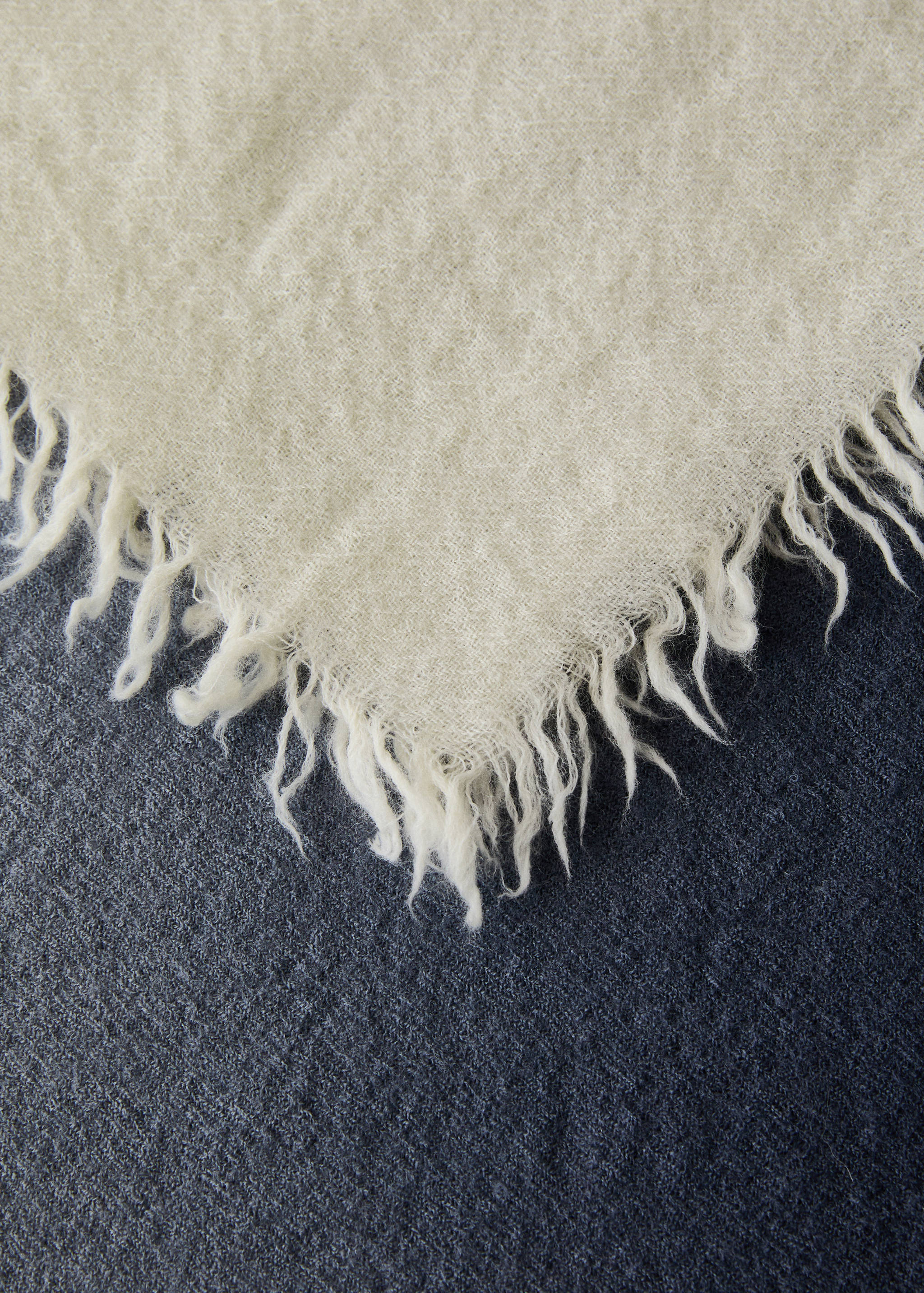 Decke aus Wolle mit ausgefranstem Rand und Farbverlauf-Design - Detail des Artikels 2