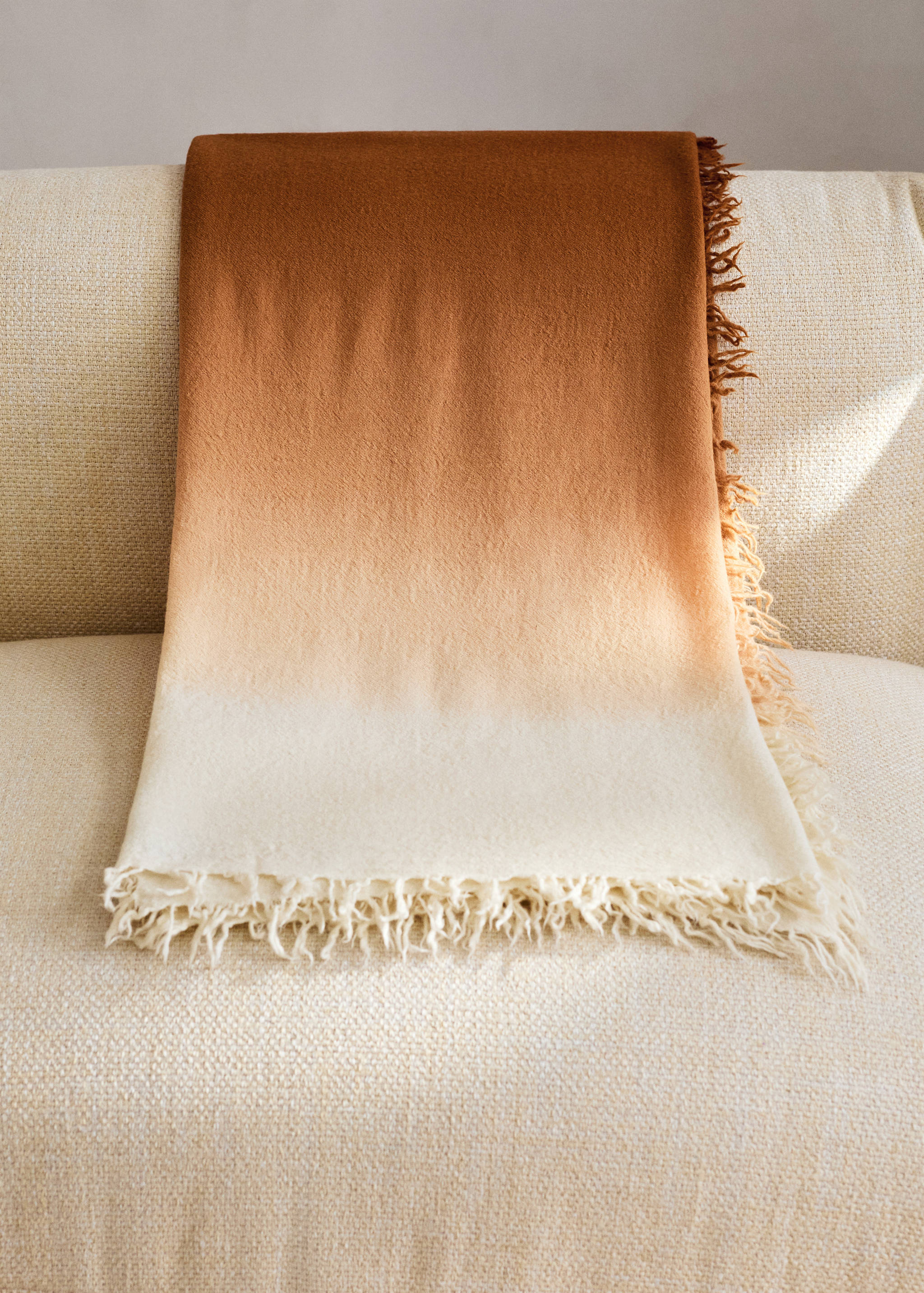 Frayed wool blanket with ombre design - General plane