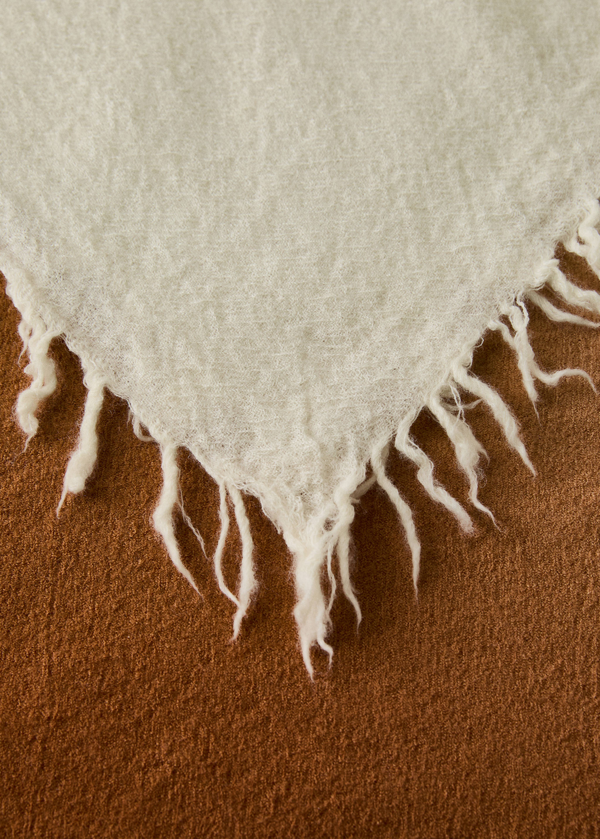Frayed wool blanket with ombre design - Details of the article 2