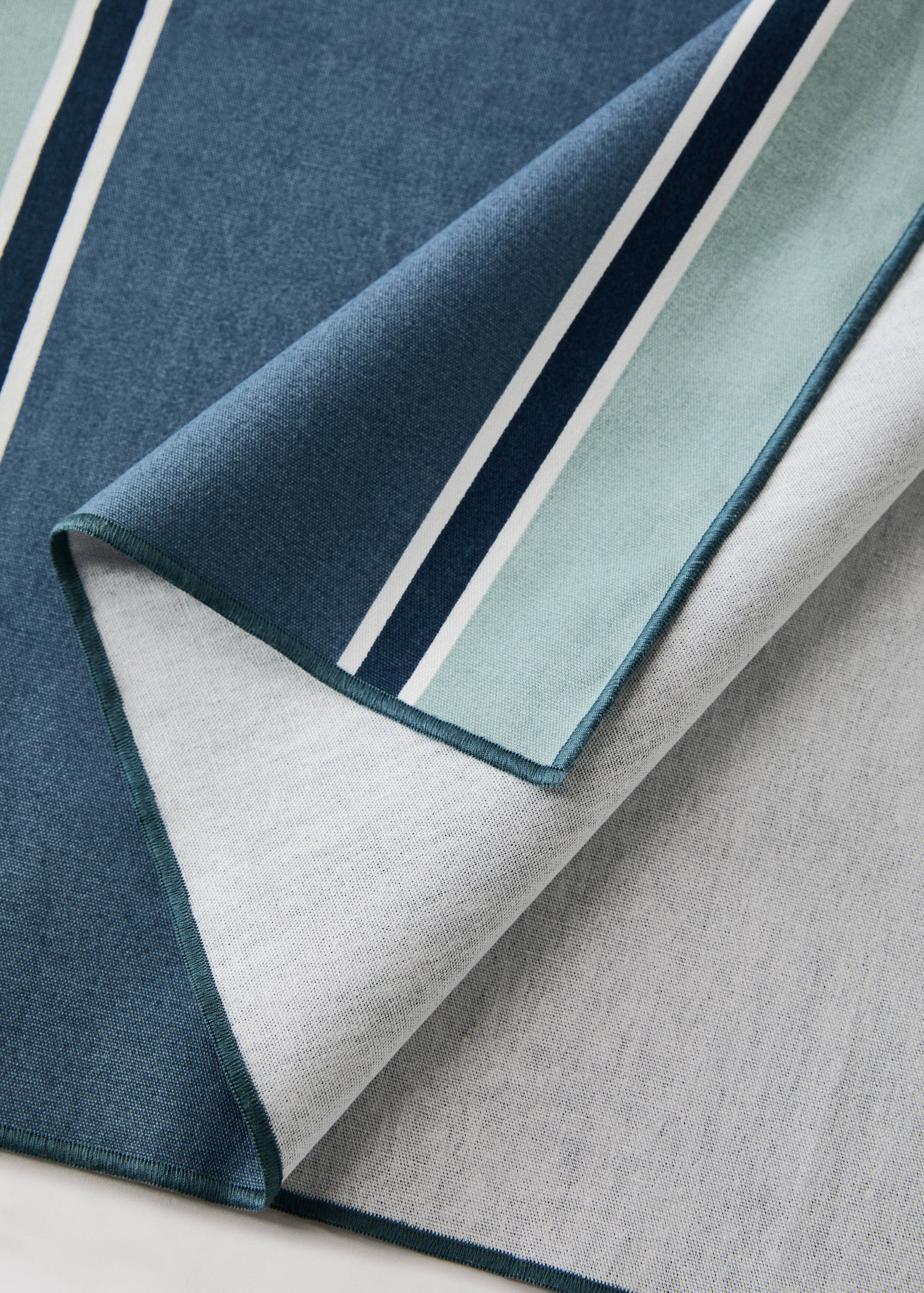 Resin-coated striped cotton table runner - Details of the article 1