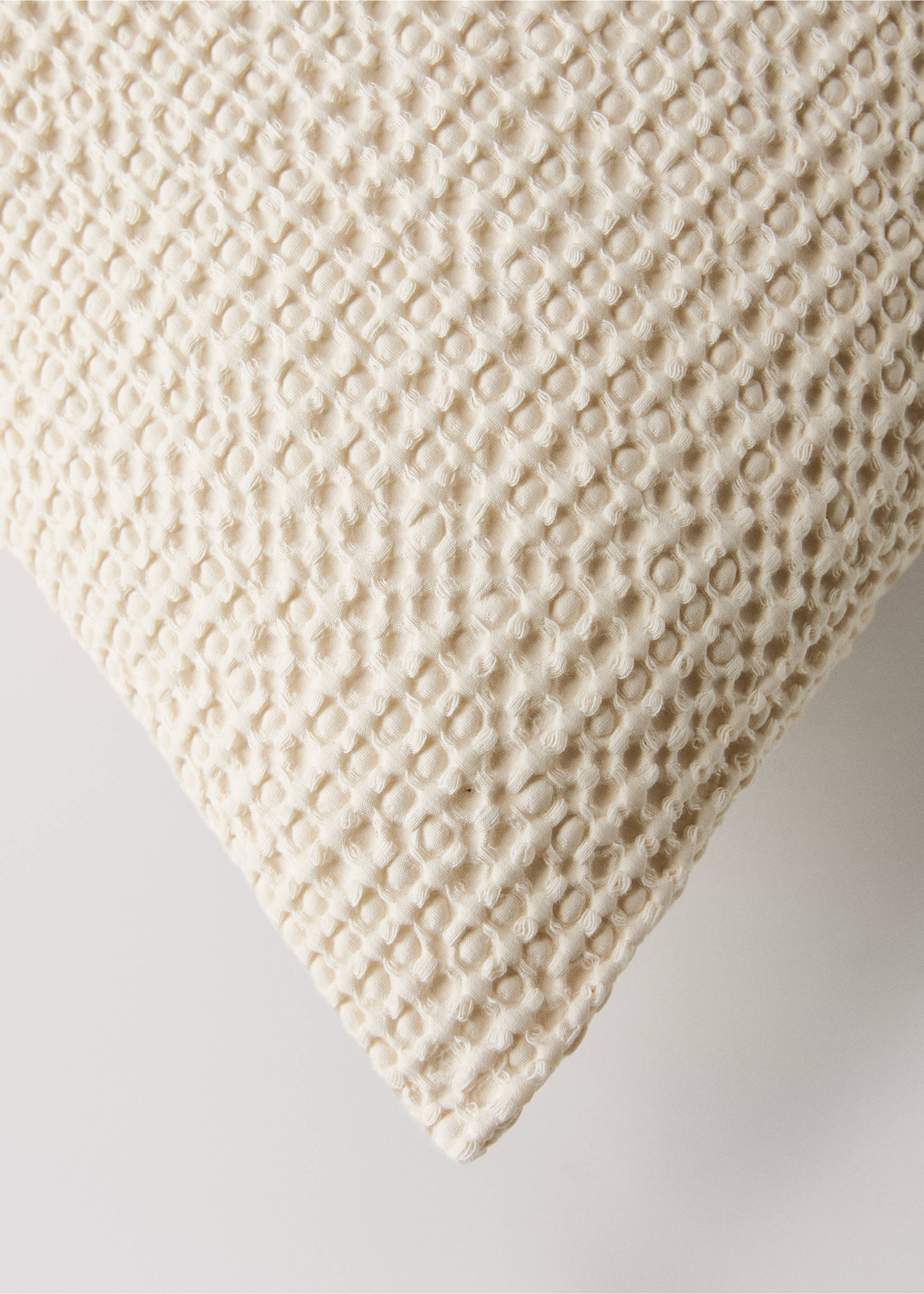 Kuddfodral i styckfärgad våfflad bomull 50 x 50 cm - Detaljer om artikeln 1, Rå. Ref: 27053298-00.