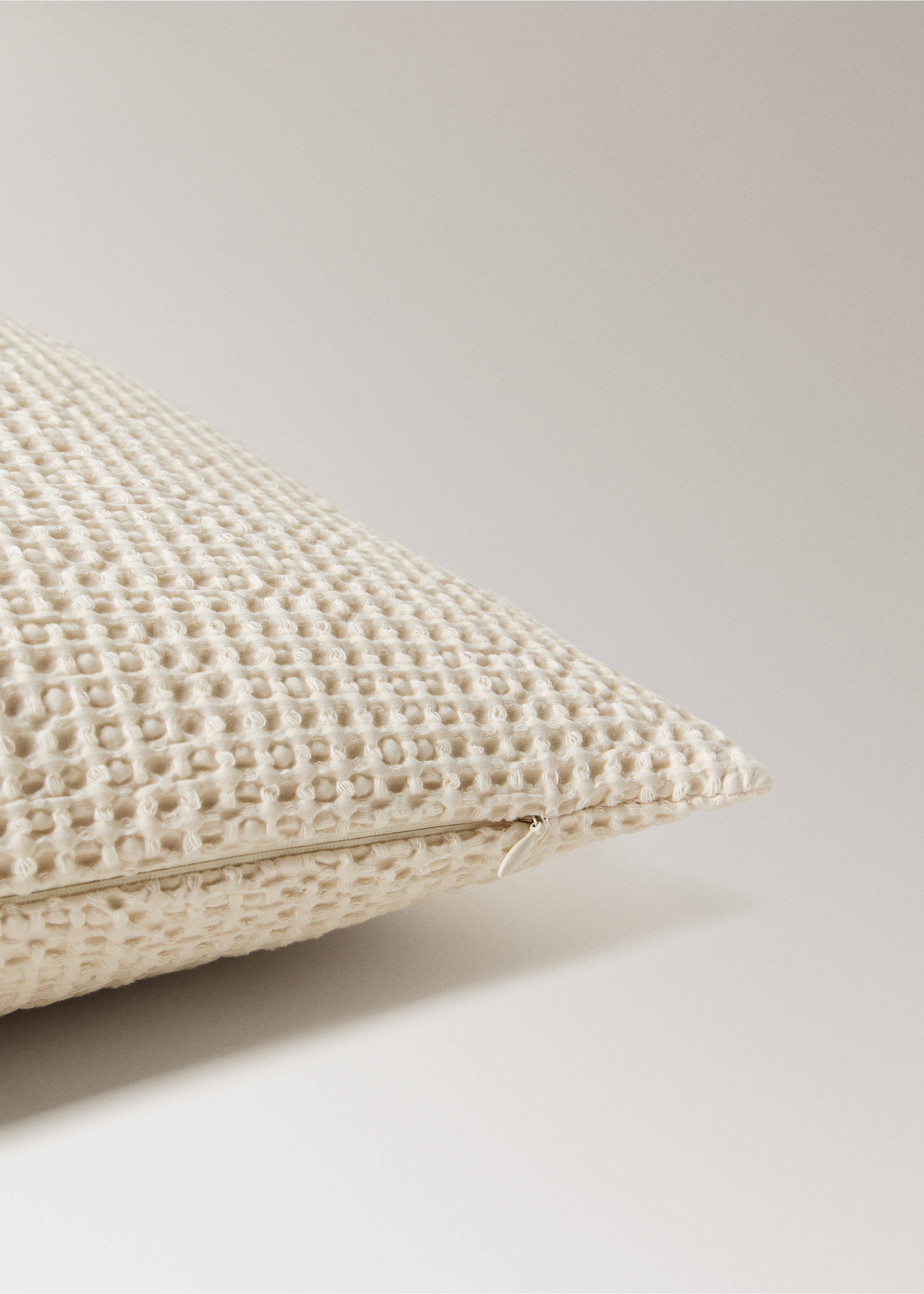 Kuddfodral i styckfärgad våfflad bomull 50 x 50 cm - Detaljer om artikeln 2, Rå. Ref: 27053298-00.