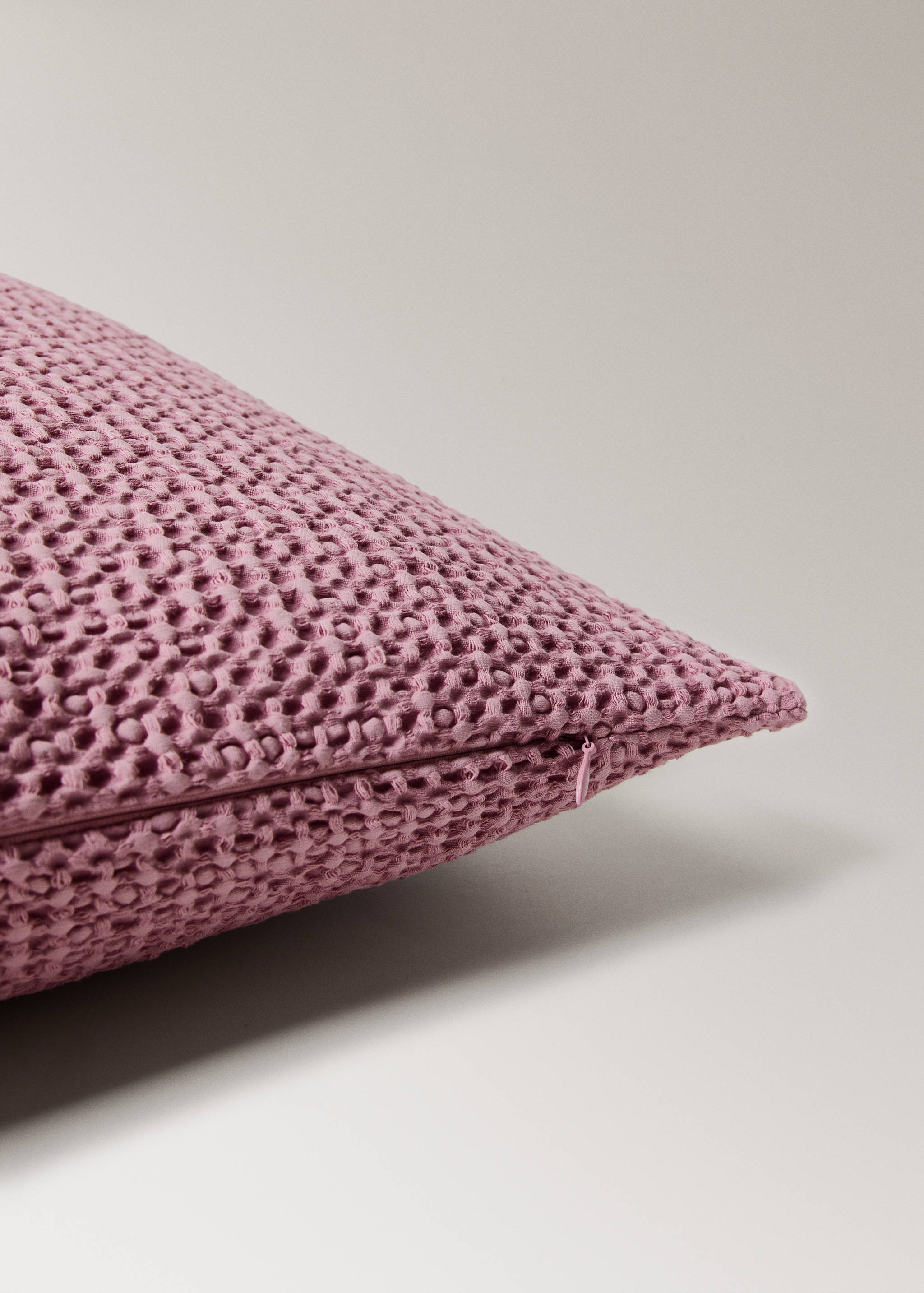 Cotton garment-dyed waffle cushion cover 50x50 cm - Details of the article 2