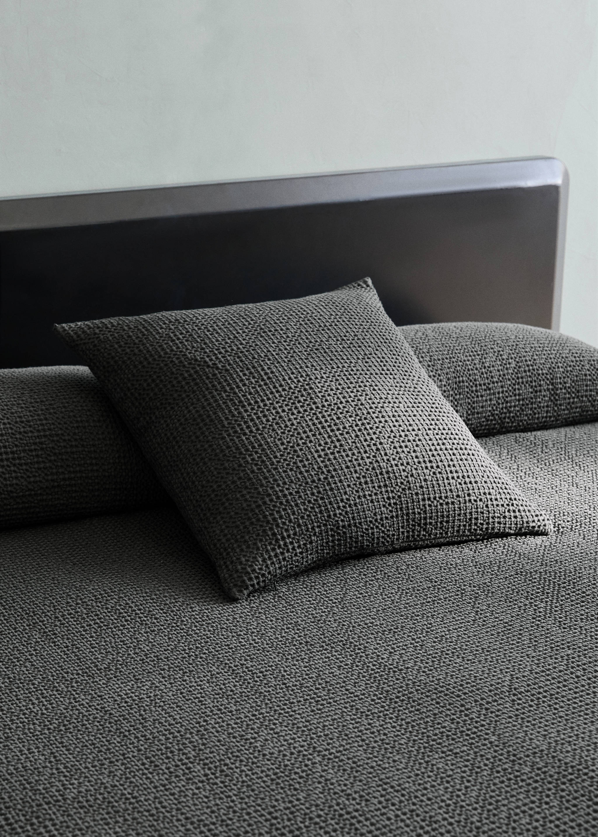 Garment-dyed waffle cotton cushion cover 50 x 50 cm - General plane