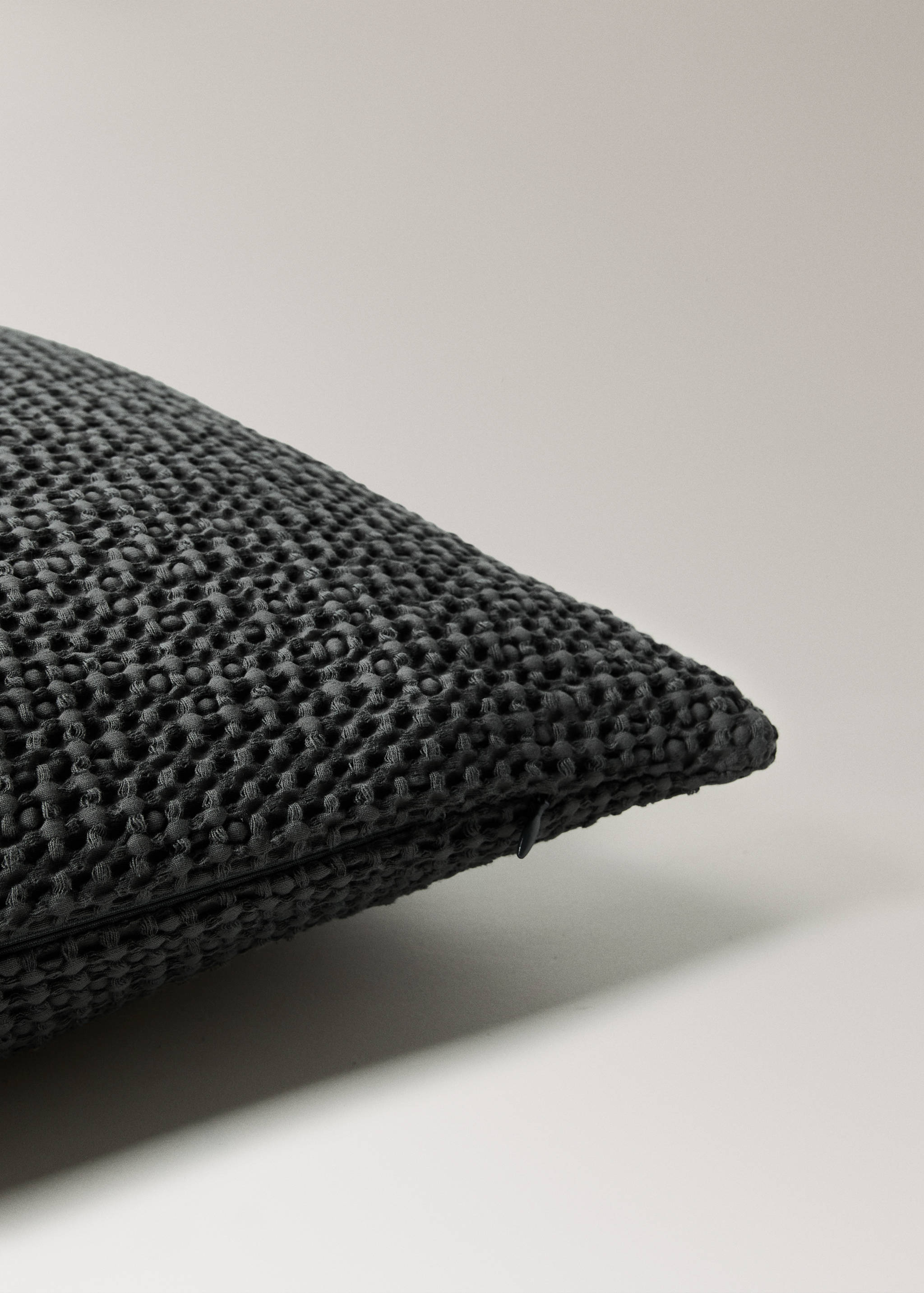 Garment-dyed waffle cotton cushion cover 50 x 50 cm - Details of the article 2