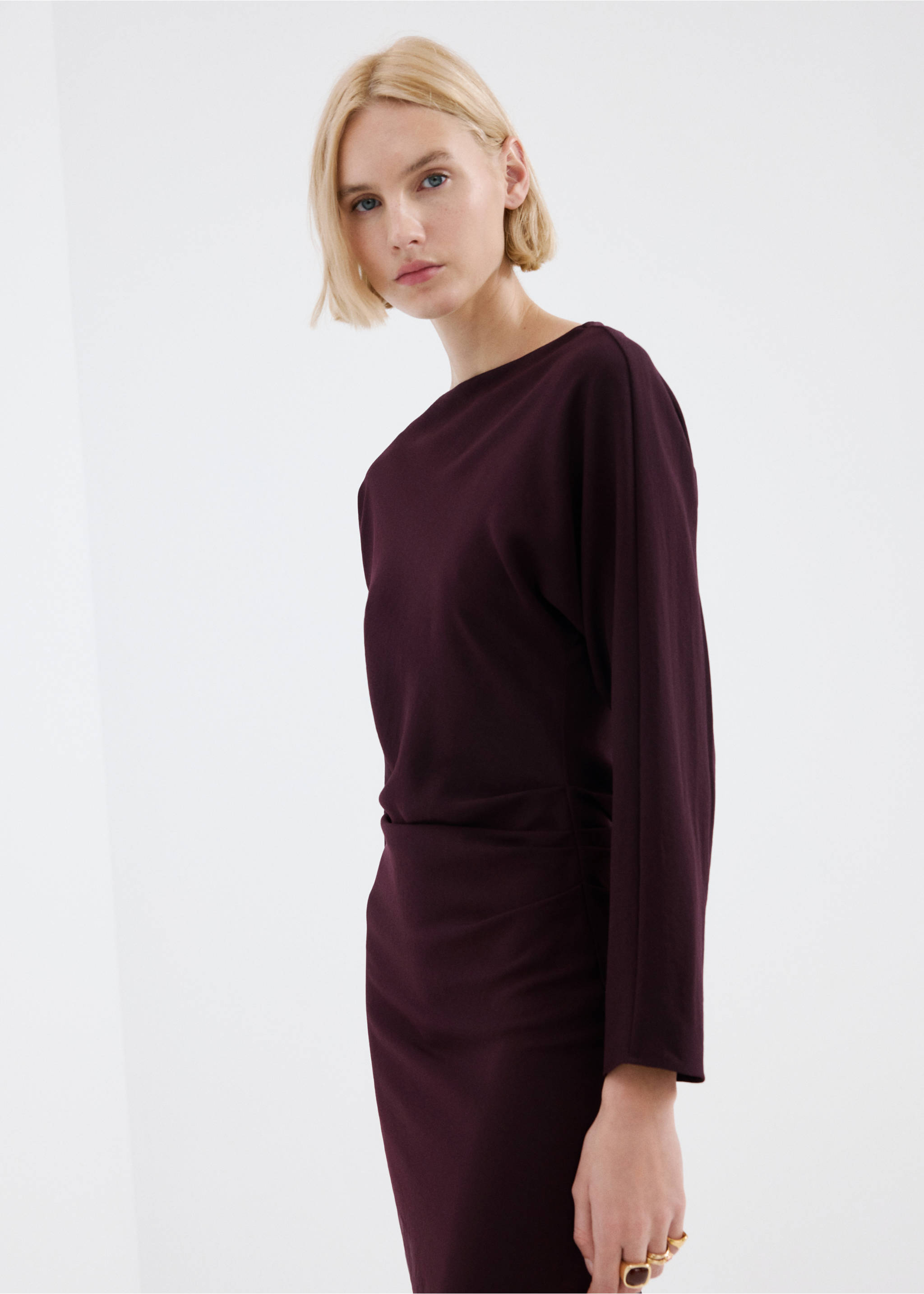 Vestido cuello barco fruncidos - Plano medio, Vino. Ref: 27053303-00.