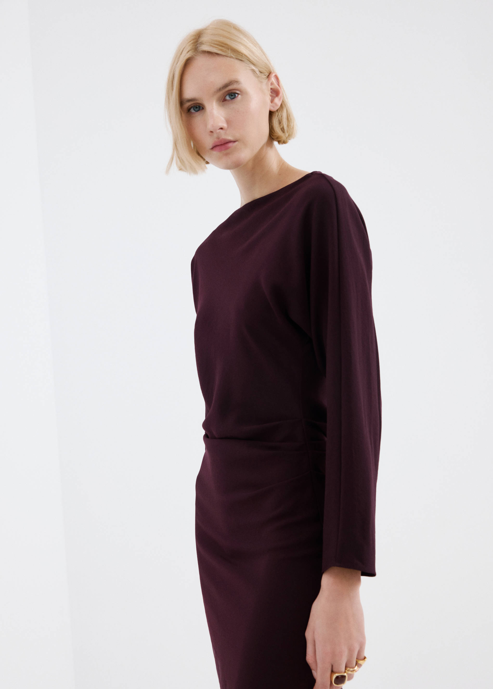 Robe col bateau froncée - Plan moyen