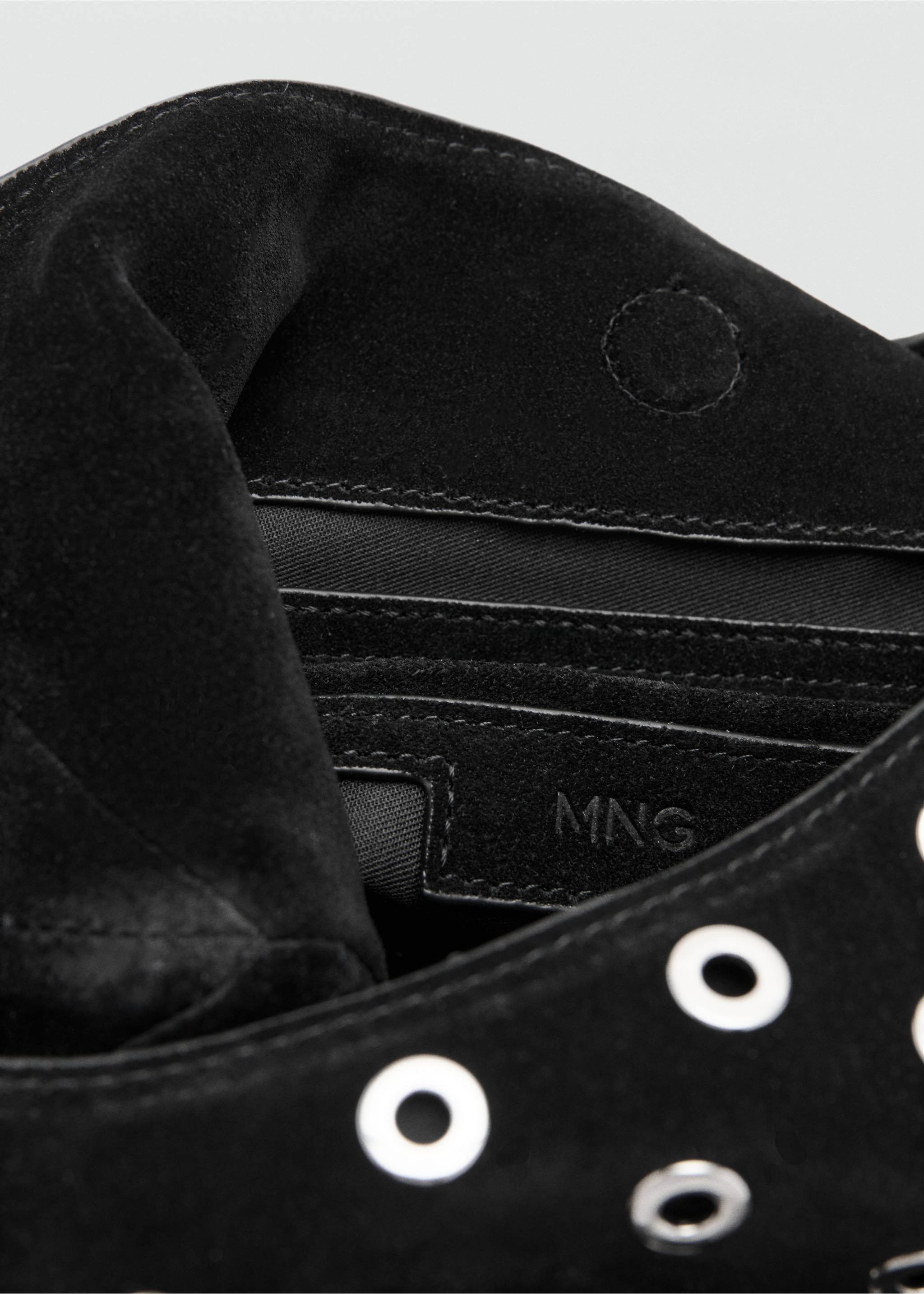 Leather drawstring bag with eyelets - Details of the article 2, Black. Ref: 27053304-00.