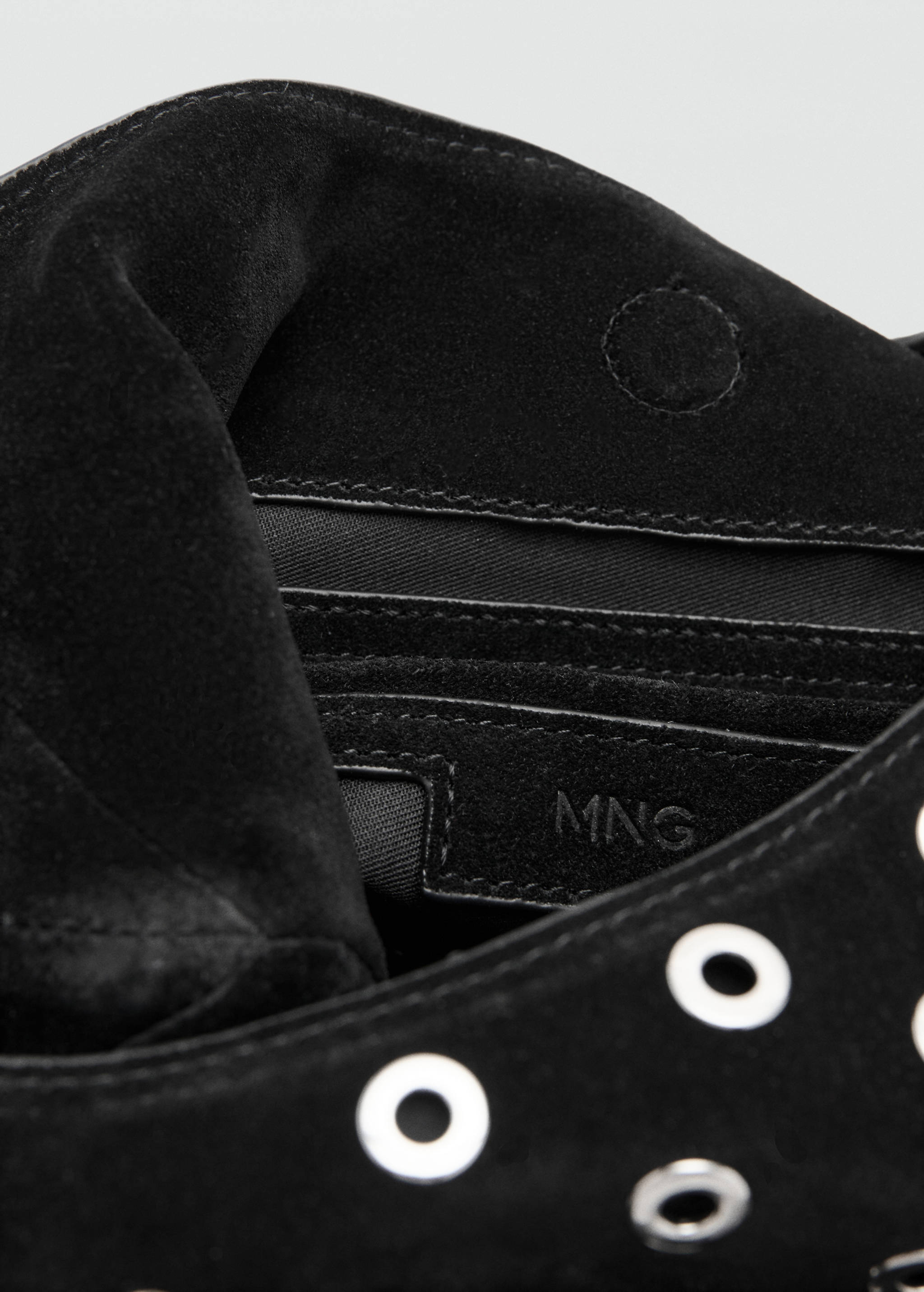 Leather drawstring bag with eyelets - Details of the article 2