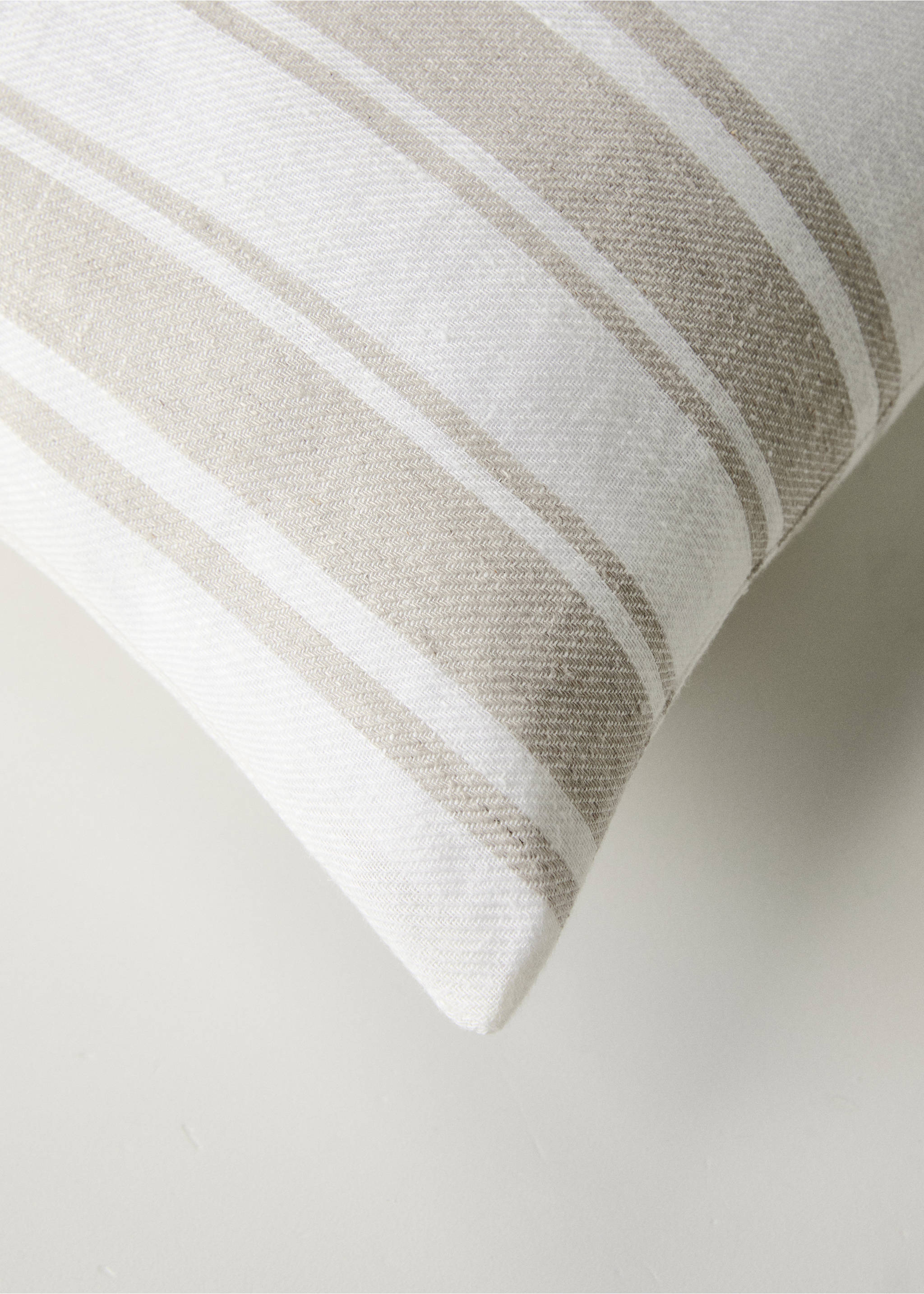 Linen striped cushion cover with zip detail 40x60 cm - Details of the article 1, Sand. Ref: 27053305-00.