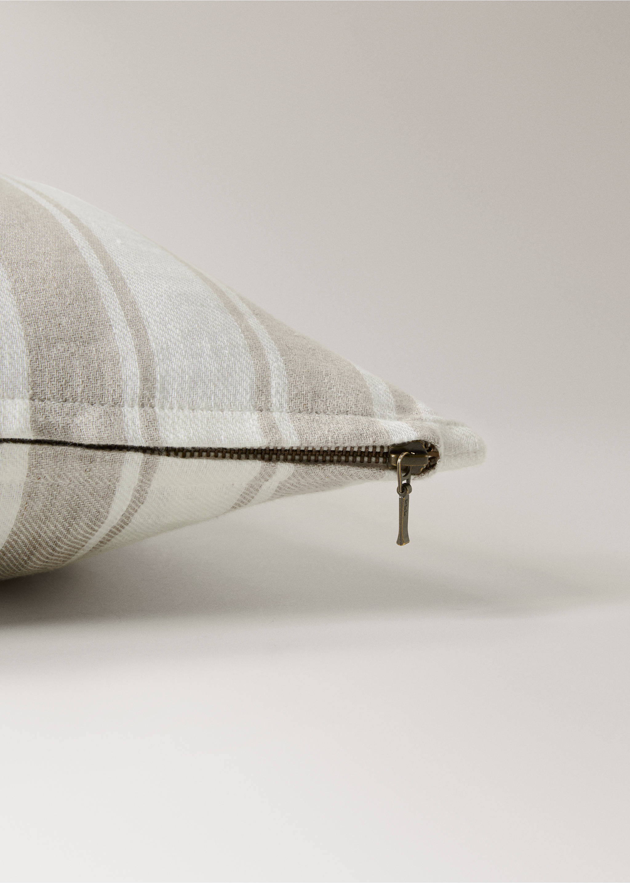Linen striped cushion cover with zip detail 40x60 cm - Details of the article 2, Sand. Ref: 27053305-00.