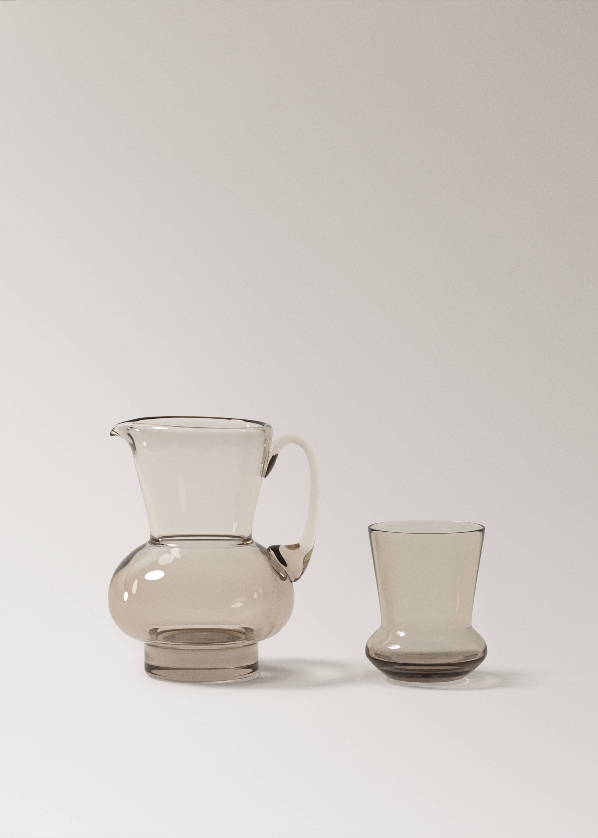 Glaskrug mit Henkel - Detail des Artikels 3, Nerzgrau. Ref: 27053311-00.