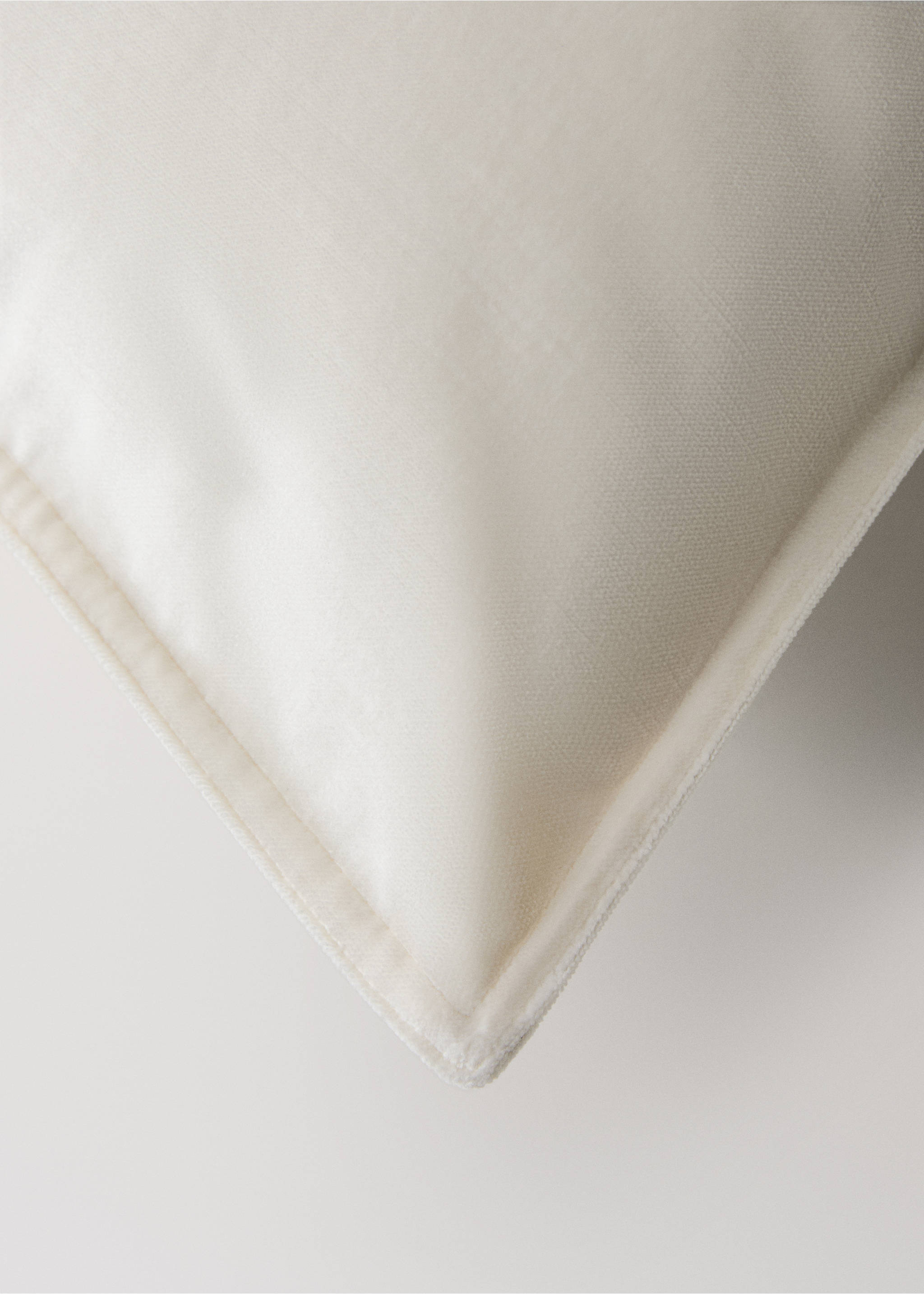 Velvet cushion cover 40x60 cm - Details of the article 1, Ecru. Ref: 27053312-00.