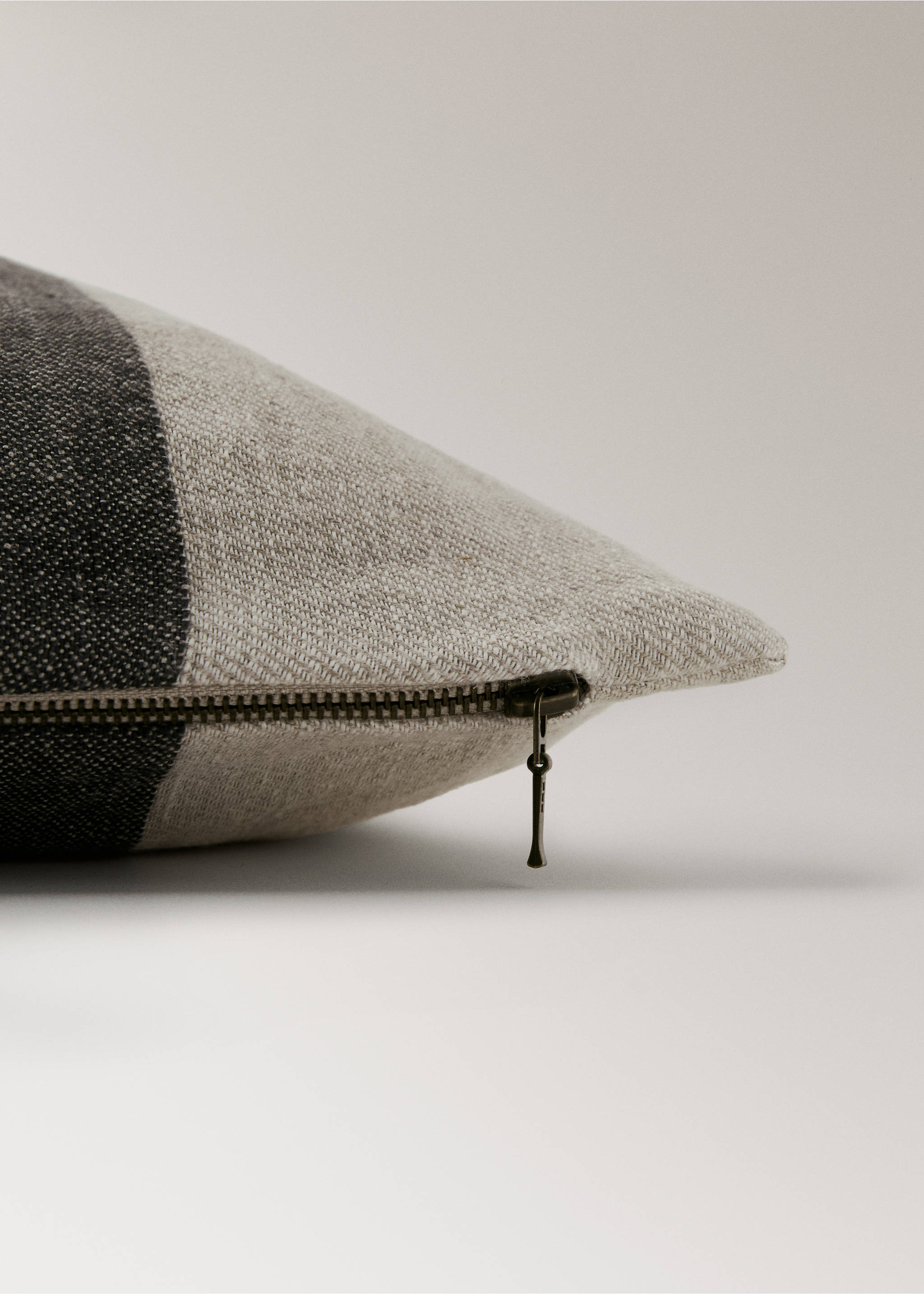 Linen striped cushion cover 50x50 cm - Details of the article 2, Light/Pastel Brown. Ref: 27053315-00.