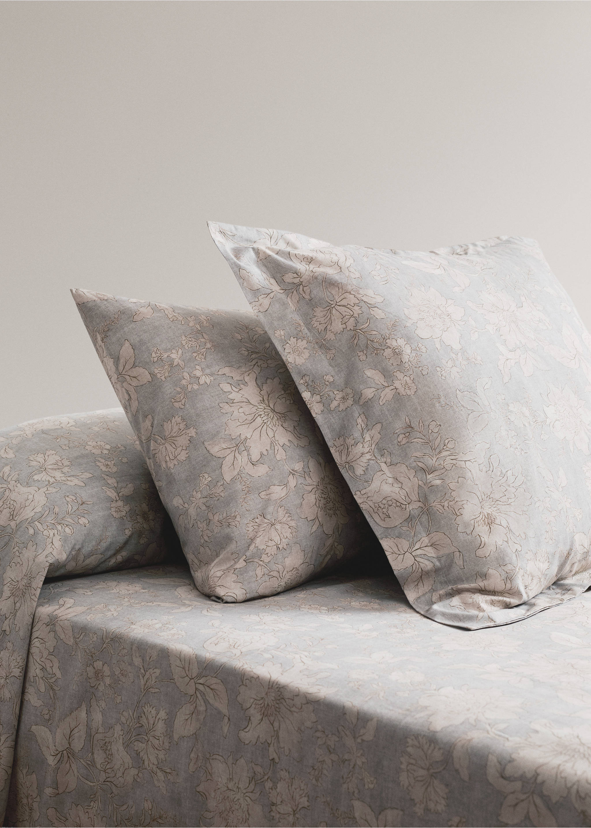 Zwei Kissenbezüge aus Baumwoll-Perkal mit Vintage-Blumenmuster, 50 x 75cm - Allgemeine Ansicht, Hellgrau/Pastellgrau. Ref: 27053324-00.