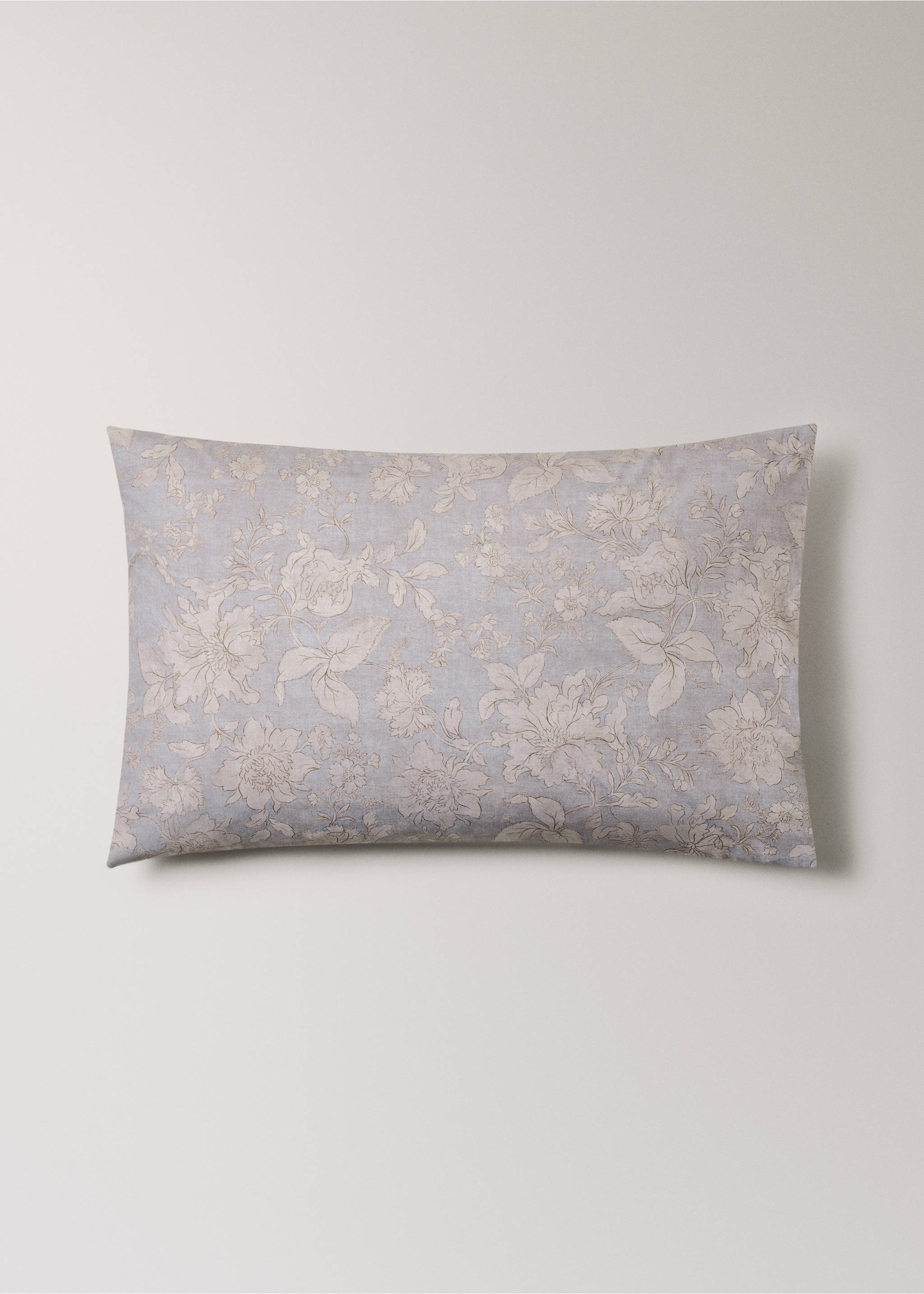 Zwei Kissenbezüge aus Baumwoll-Perkal mit Vintage-Blumenmuster, 50 x 75cm - Artikel ohne Model, Hellgrau/Pastellgrau. Ref: 27053324-00.