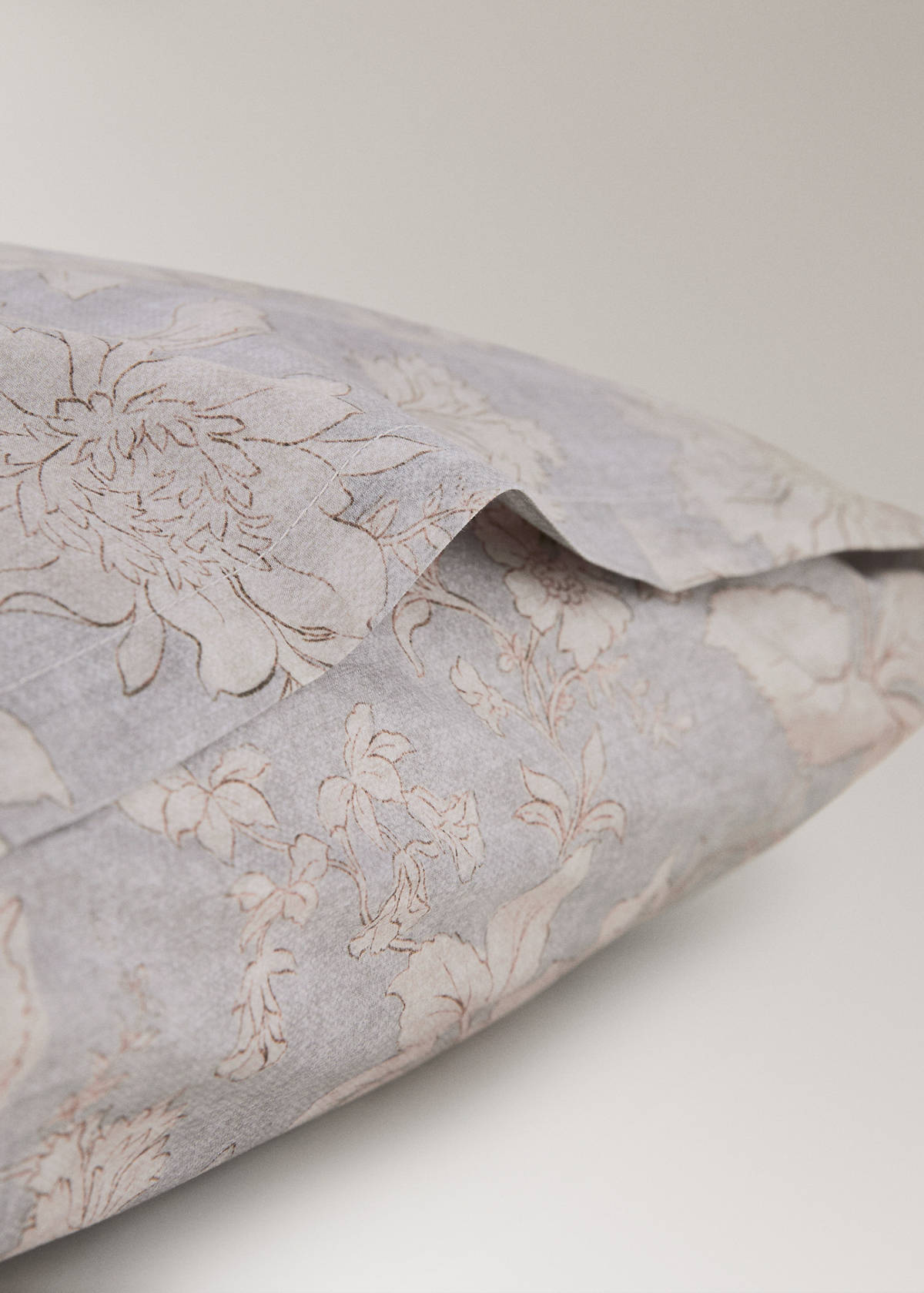 Two vintage floral percale cotton pillowcases 50x75cm — Light/Pastel Grey