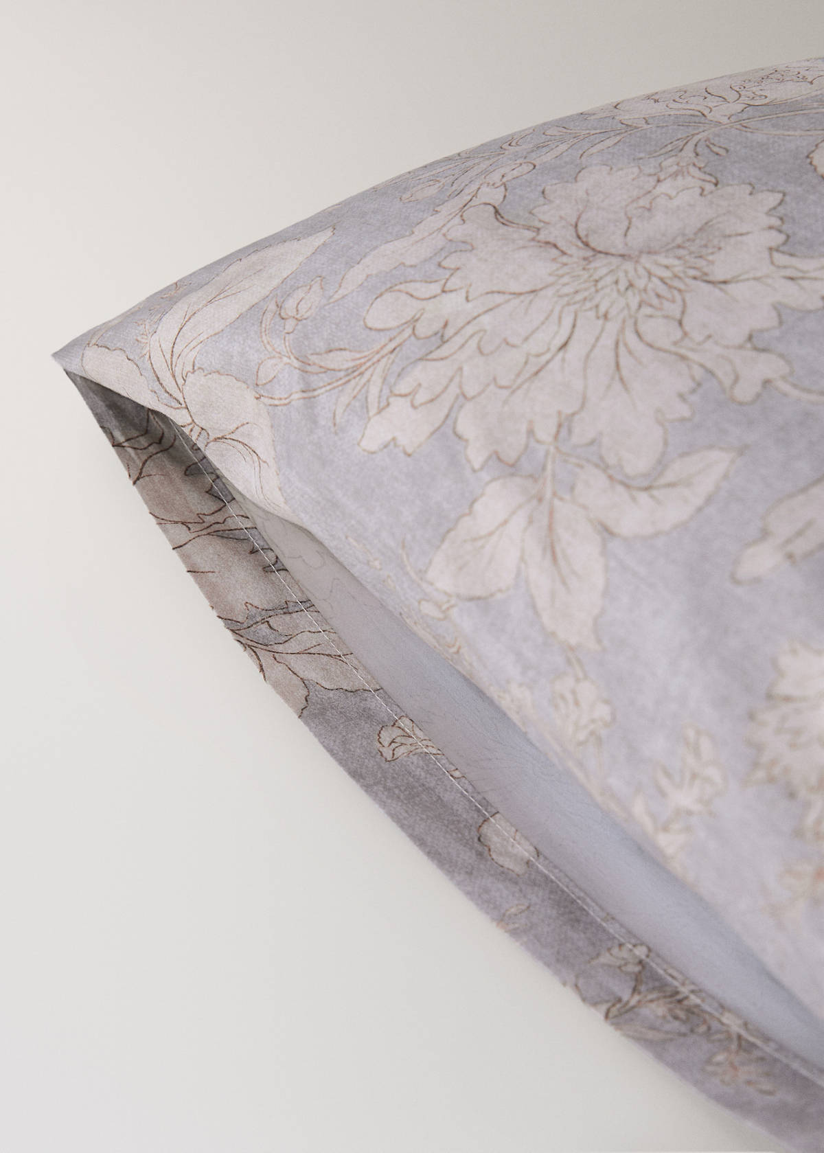 Two vintage floral percale cotton pillowcases 50x75cm — Light/Pastel Grey