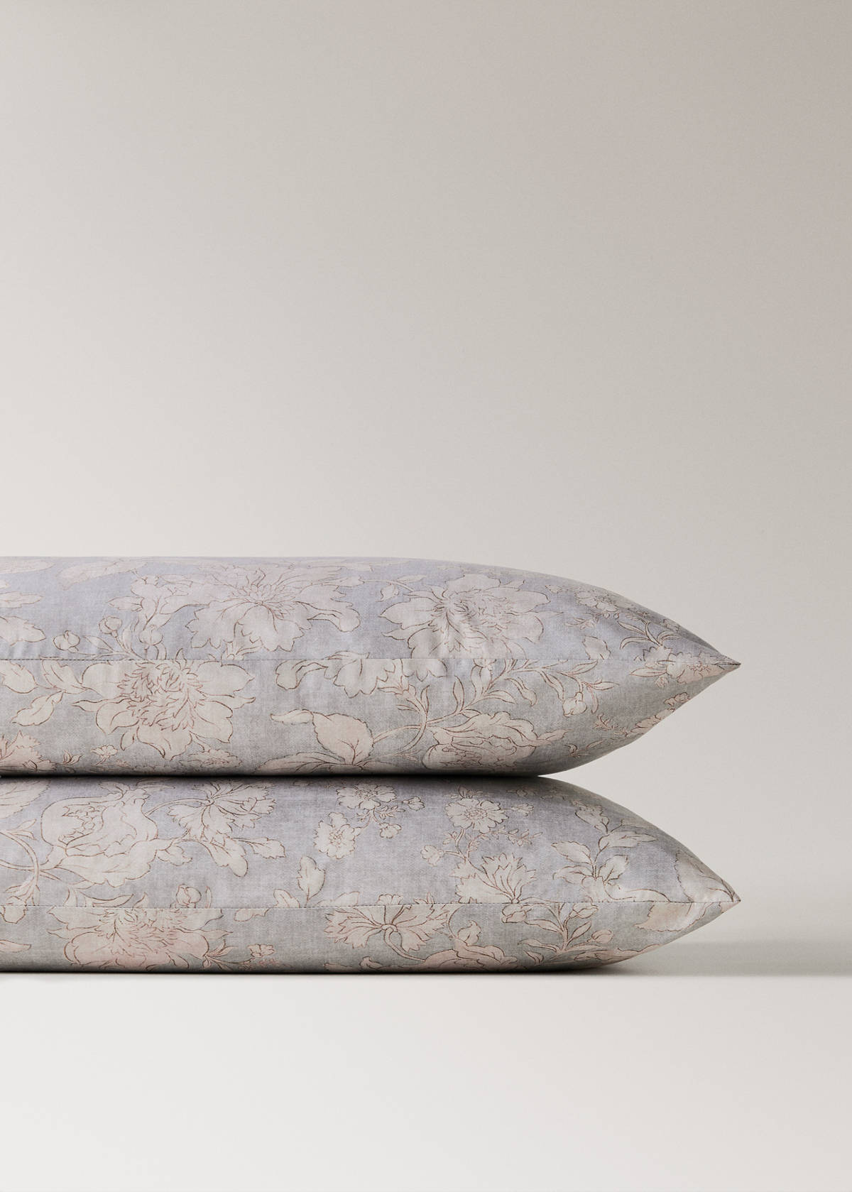 Two vintage floral percale cotton pillowcases 50x75cm — Light/Pastel Grey