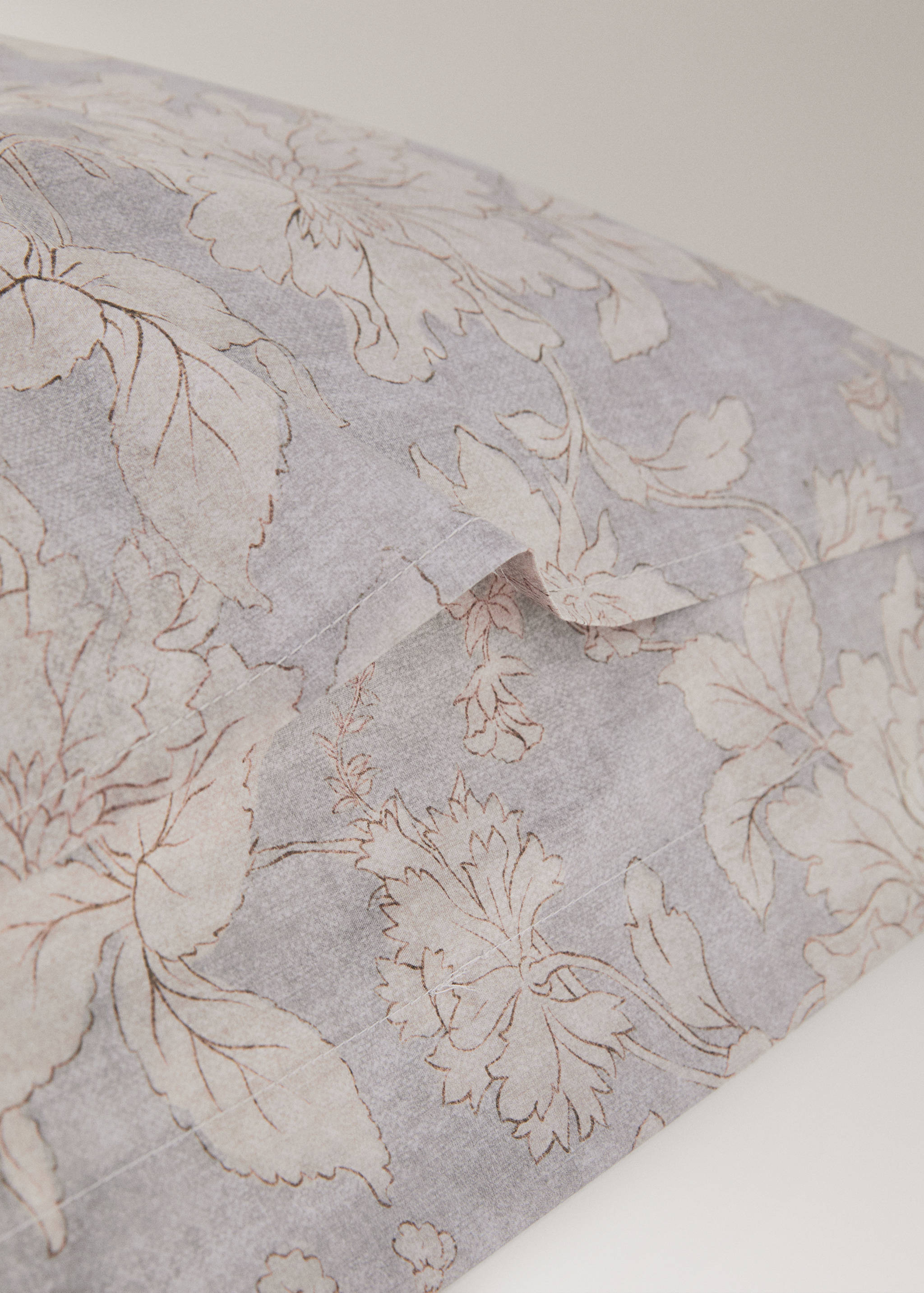 Two vintage floral percale cotton pillowcases 60x60 cm - Details of the article 1