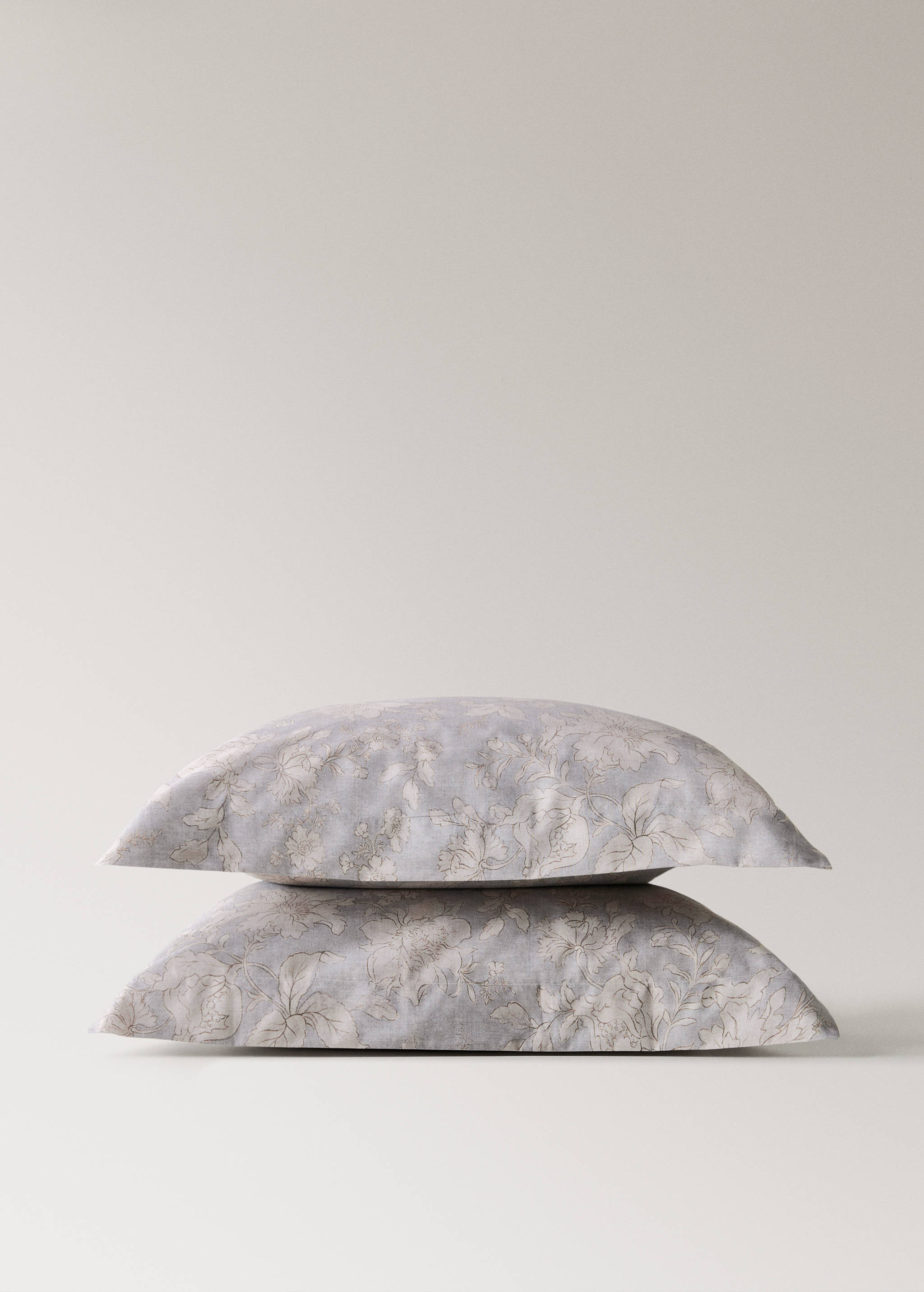 Two vintage floral percale cotton pillowcases 60x60 cm - Details of the article 3