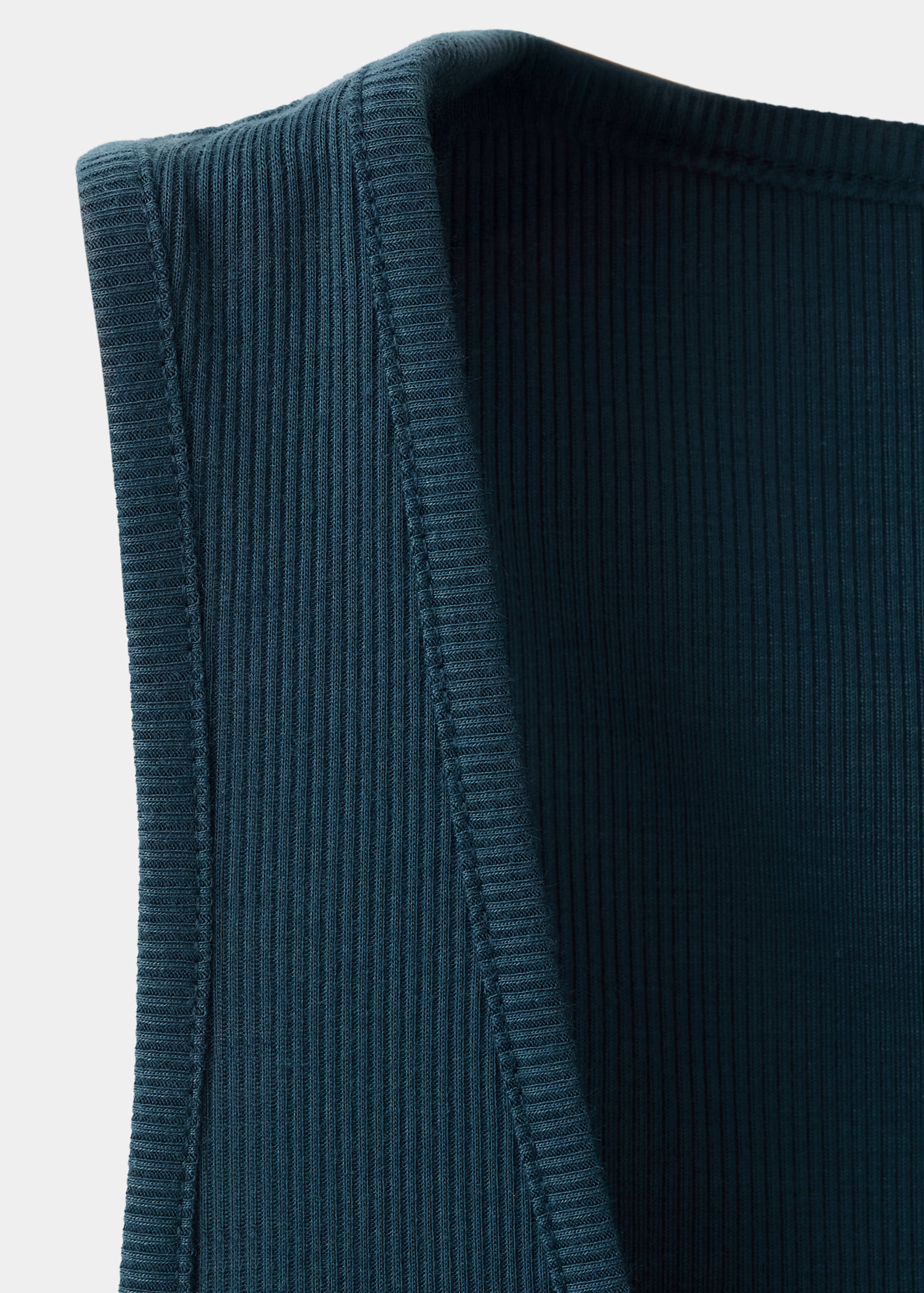 Sleeveless top with round neckline and button detail - Details of the article 8